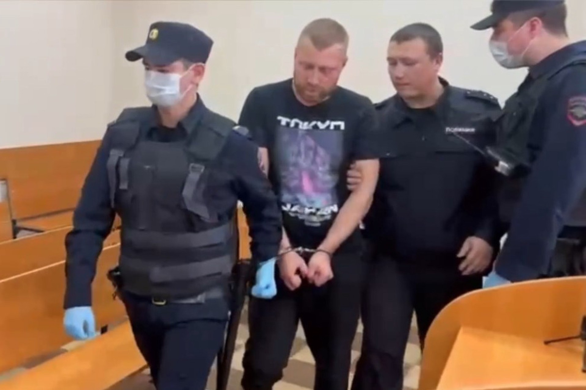 Мужчину, выбросившего из окна дочь, обвинили в покушении на убийство малолетней