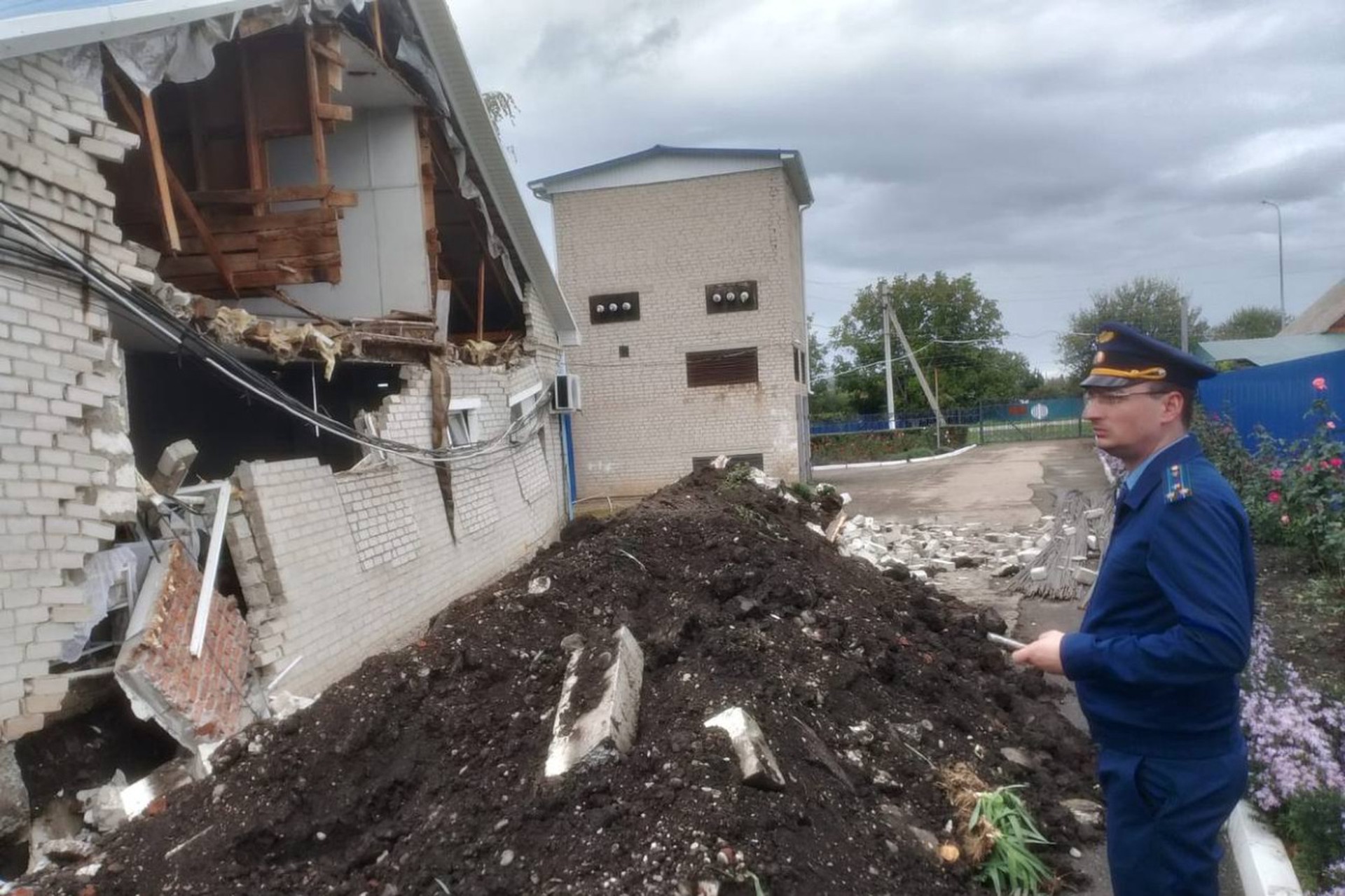 На Кубани стена здания обрушилась на пожилую женщину