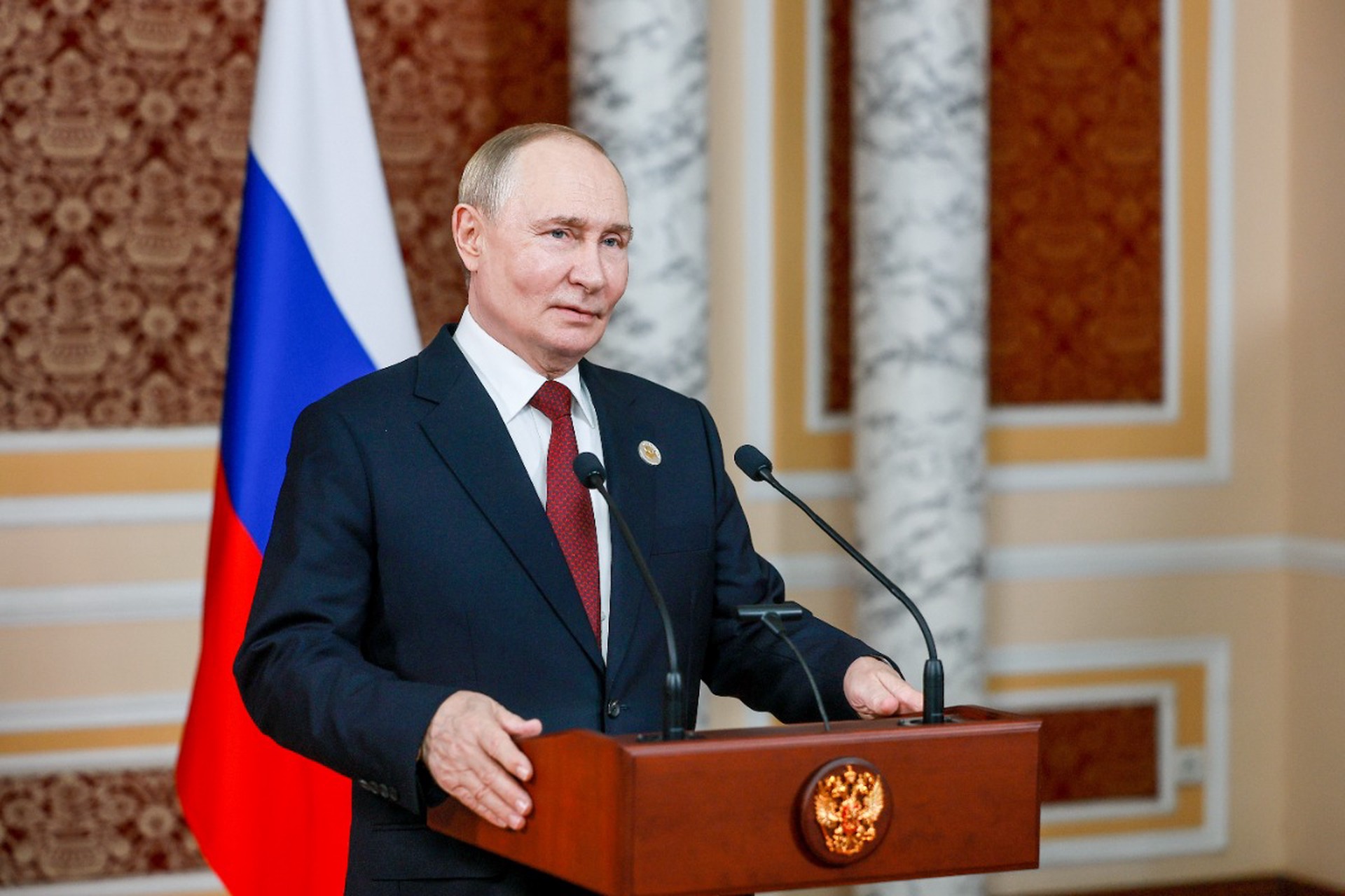 Путин пошутил, что его морили голодом в Душанбе