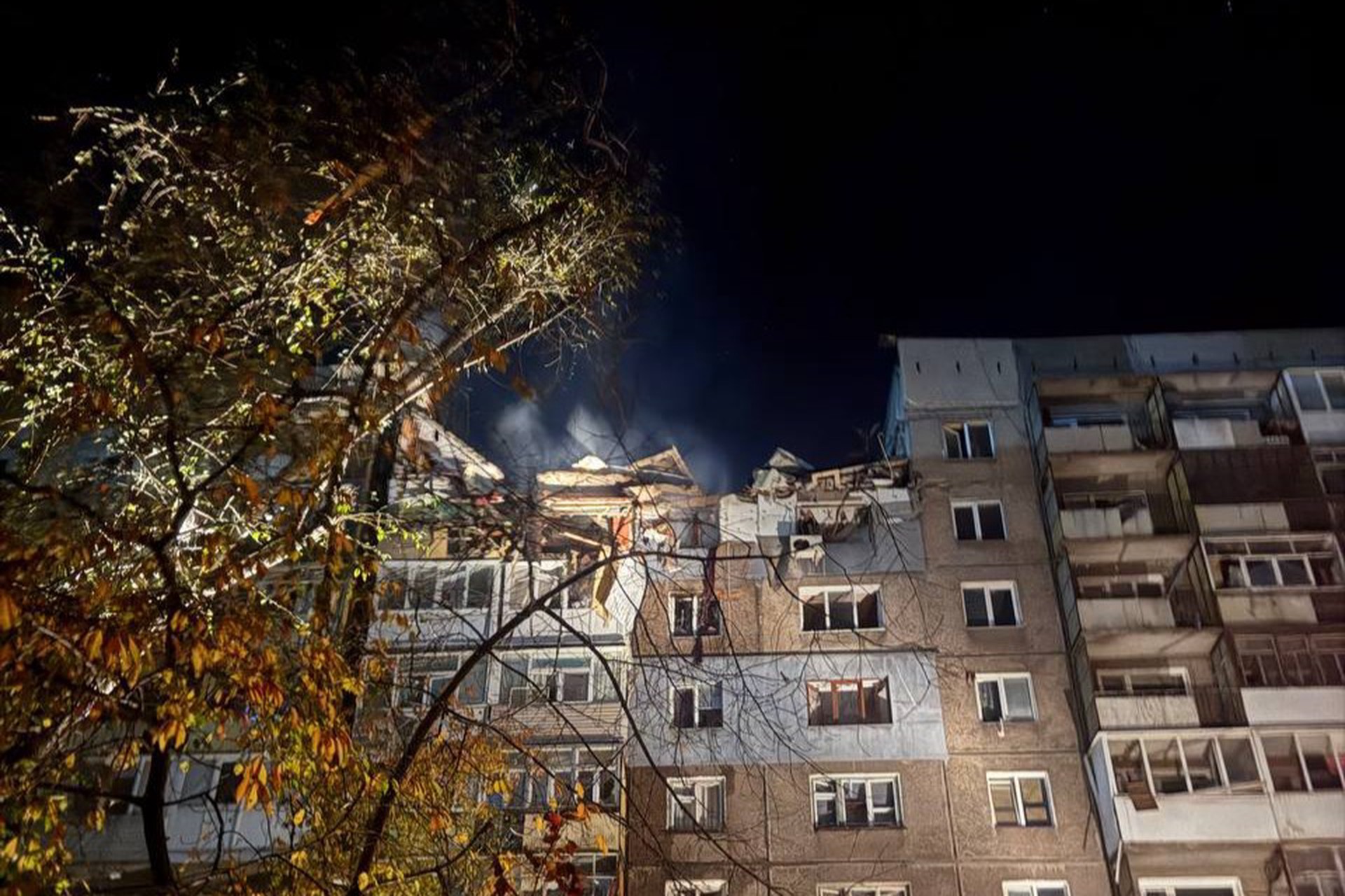 Два человека погибли из-за взрыва в девятиэтажке в Алчевске в ЛНР