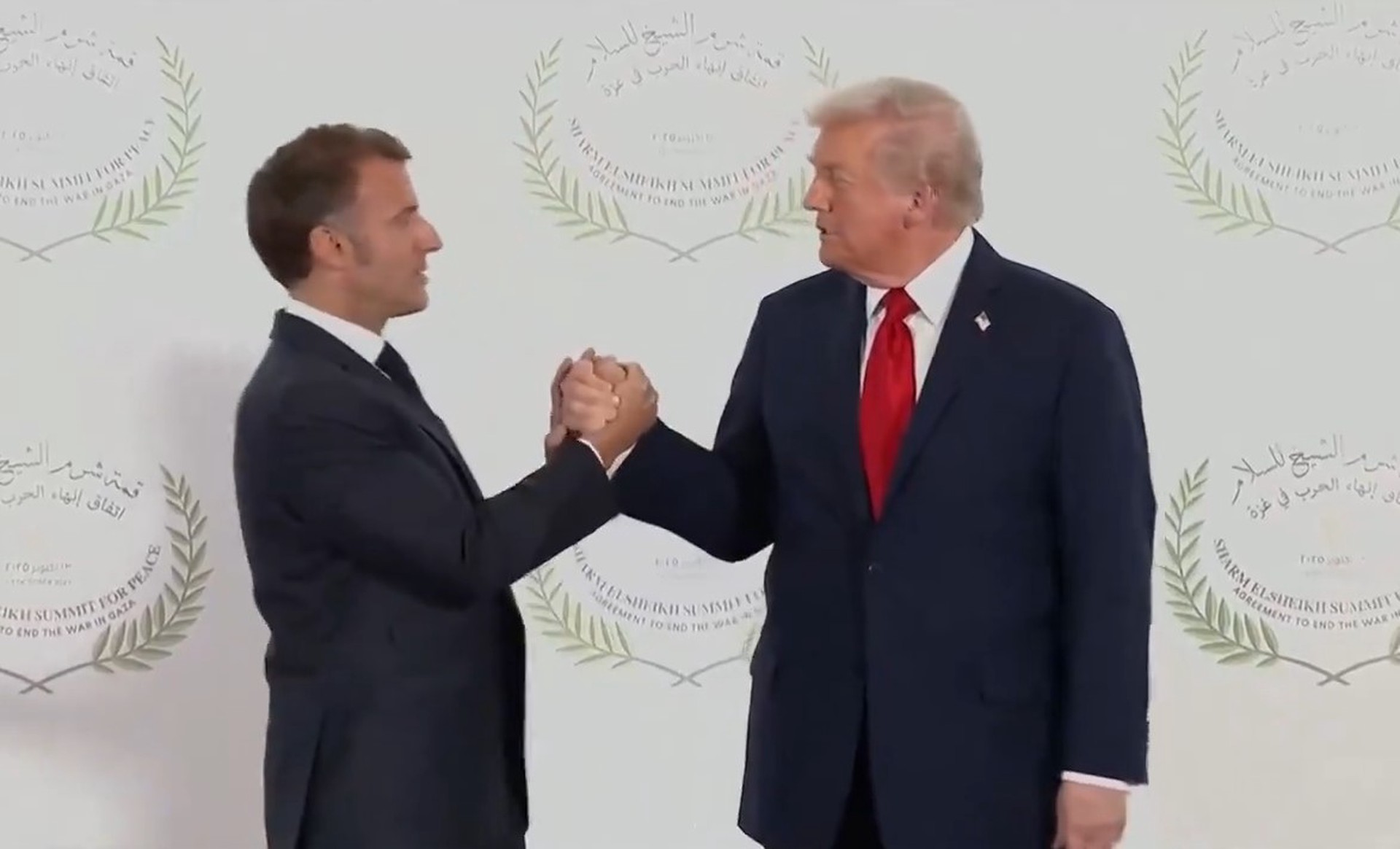 Макрон полминуты не мог вырваться из крепкого рукопожатия Трампа