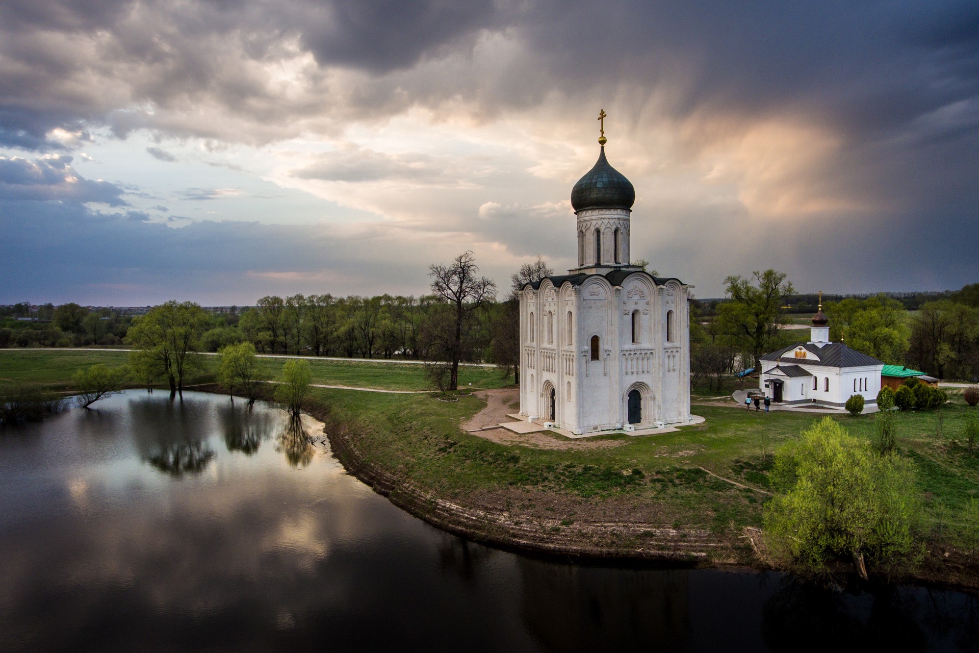 860 лет церкви Покрова на Нерли: храм чудес и духовного вдохновения