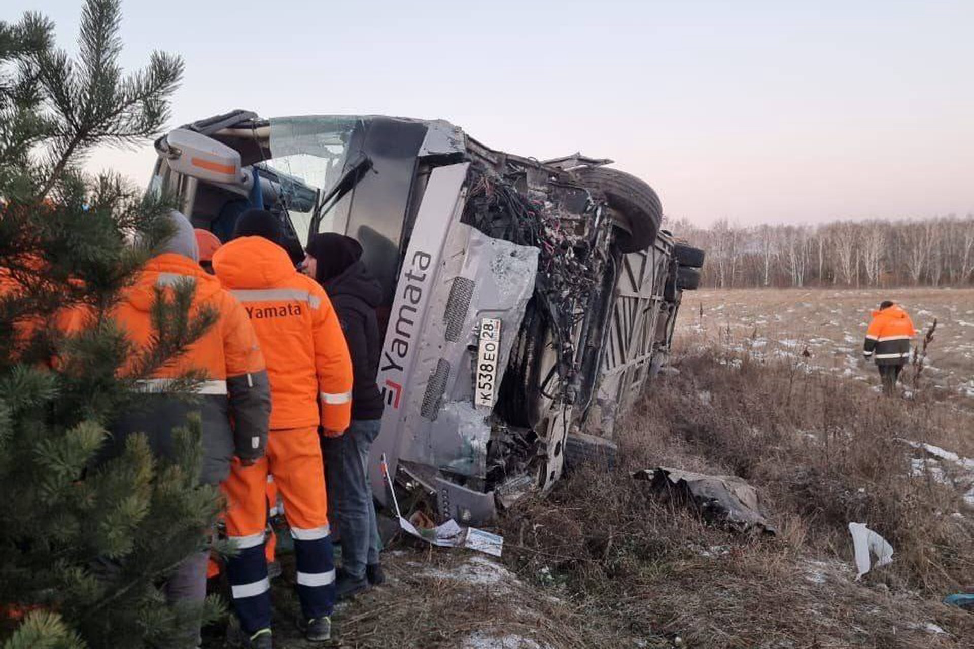 Автобус с 48 пассажирами перевернулся в Приамурье, двое погибли