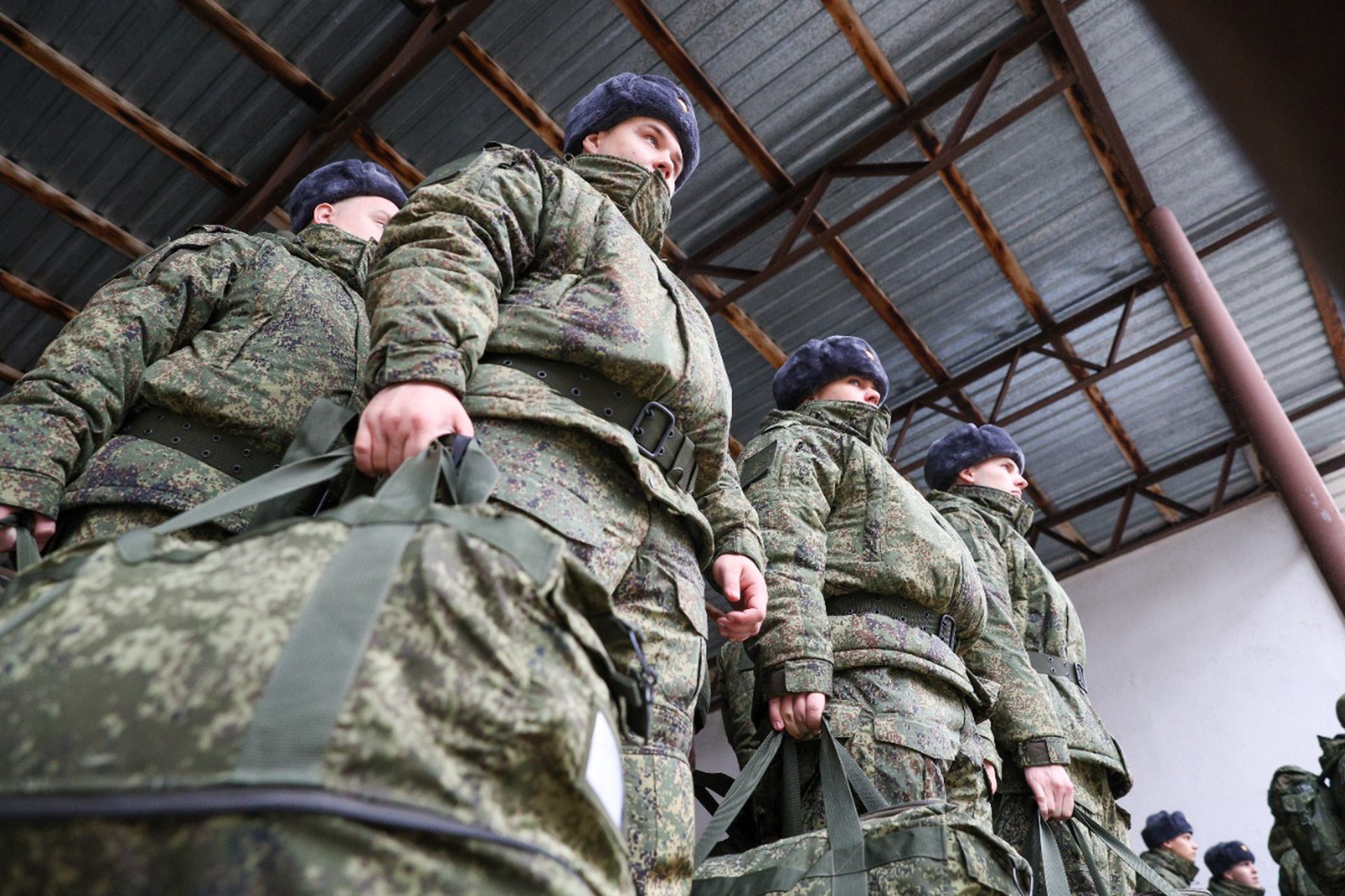 Сообщения об ограничении выезда призывников оказались фейком