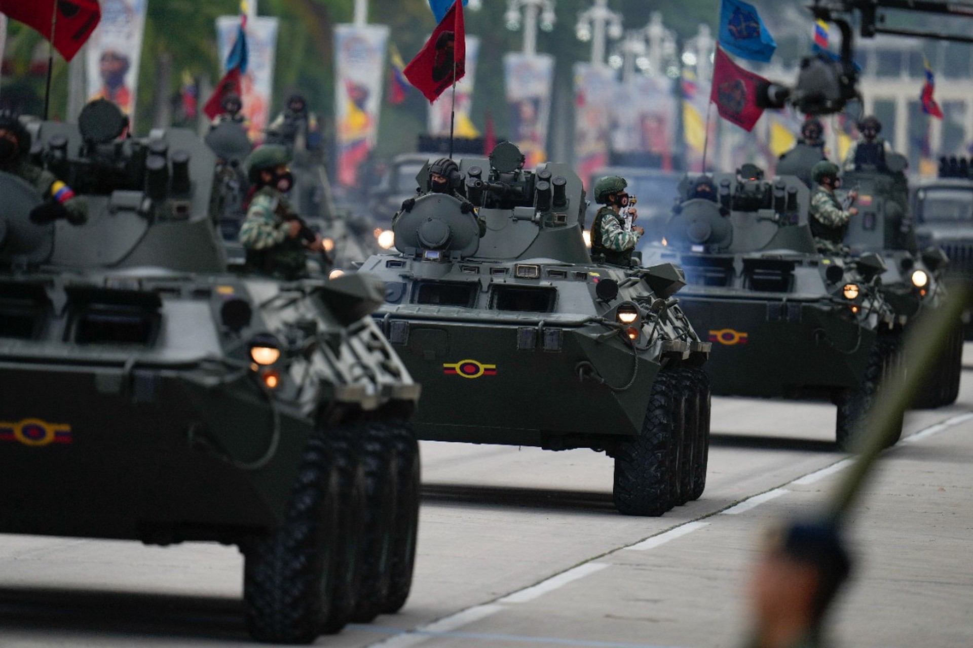 Попытка переворота или сбой безопасности: что известно о стрельбе в Каракасе