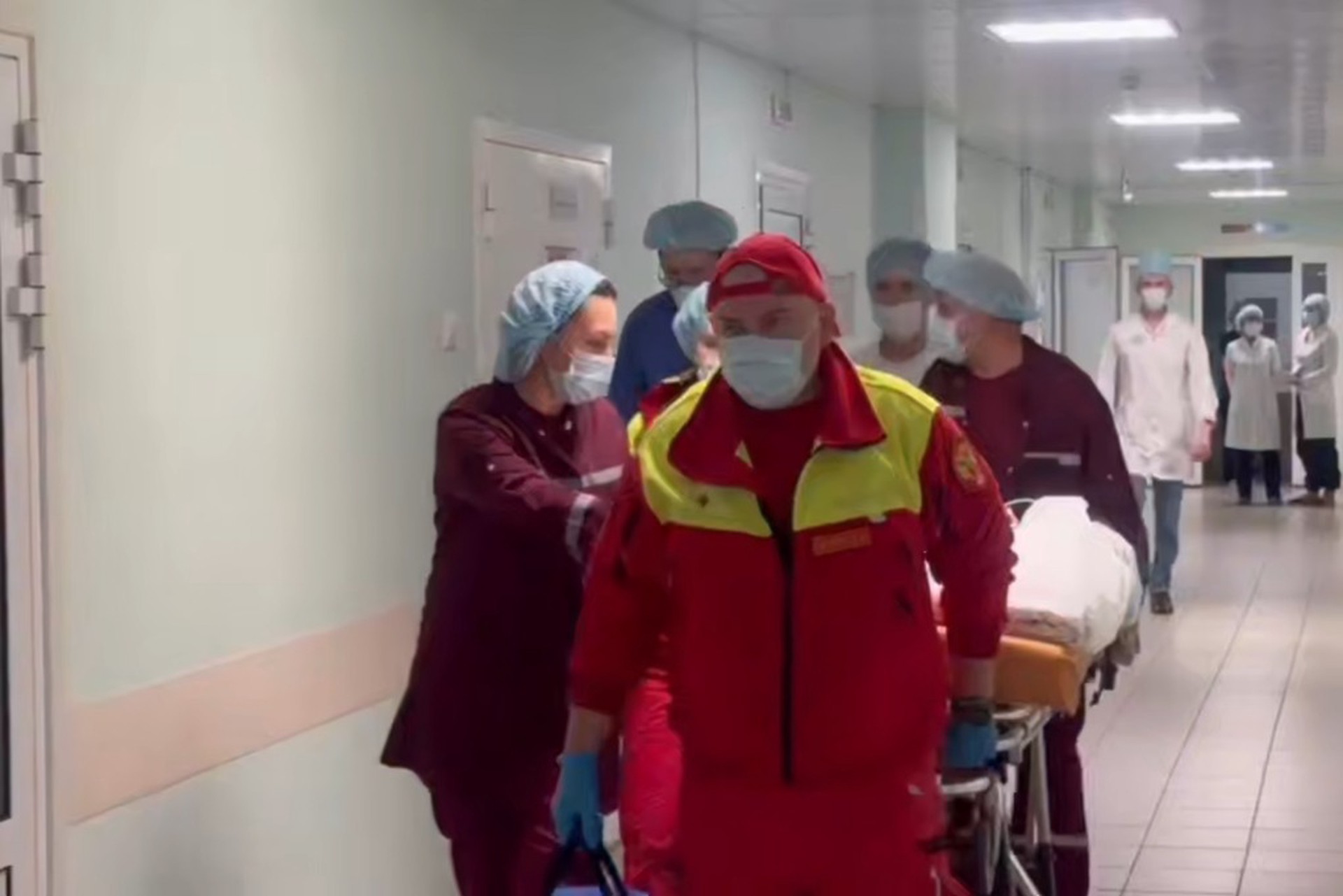 Выброшенную из окна маленькую девочку отправили на лечение в Москву