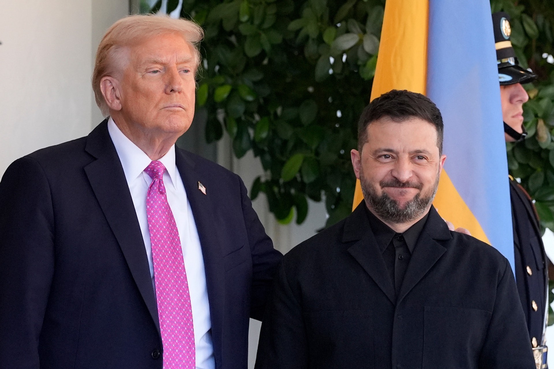 Зеленский опоздал на встречу с Трампом, но надел костюм