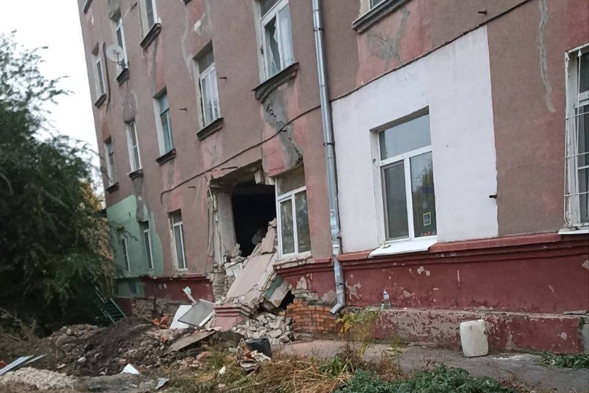 Часть аварийного дома обрушилась в Саратове