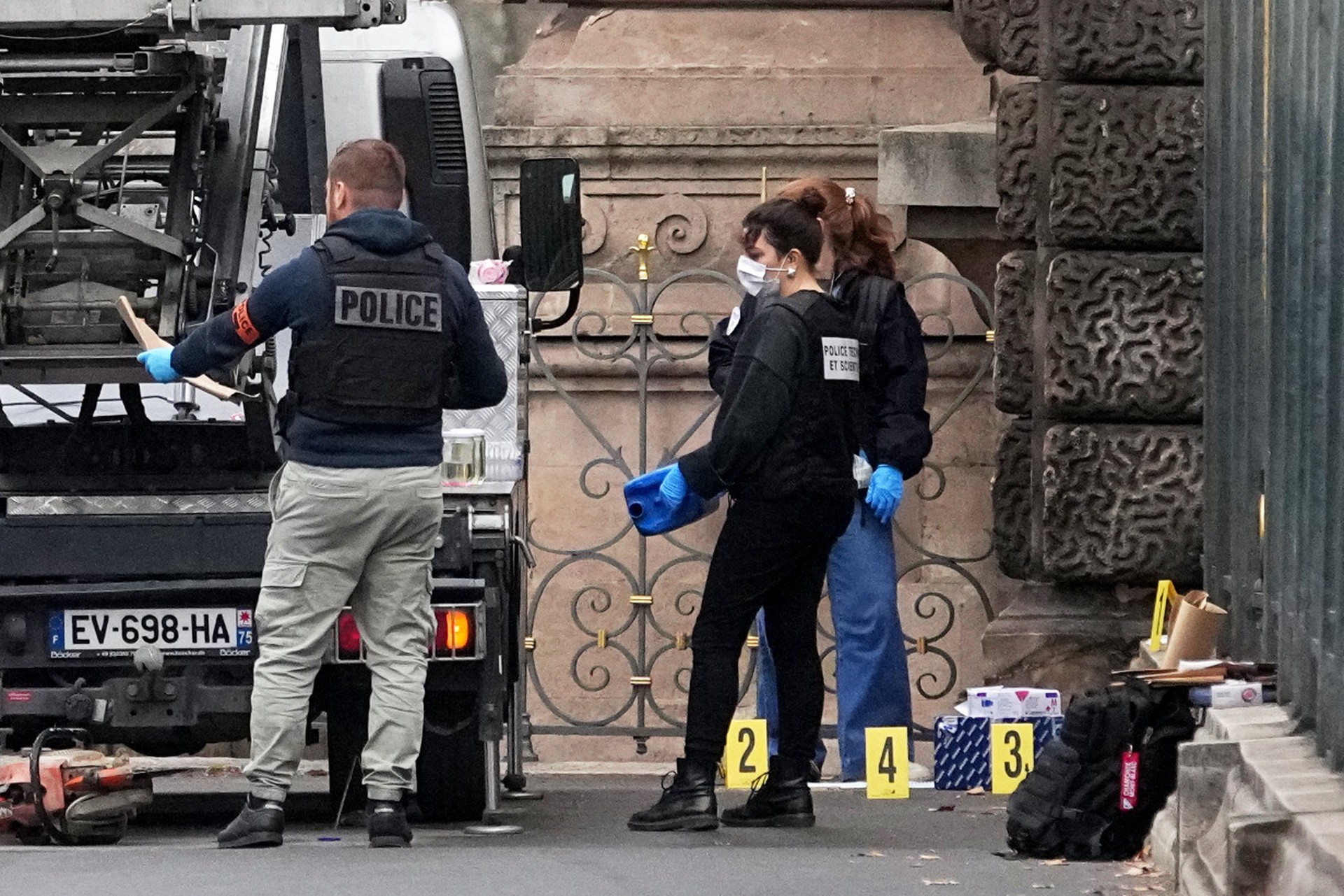 Полиция обнаружила инструменты воров, ограбивших Лувр