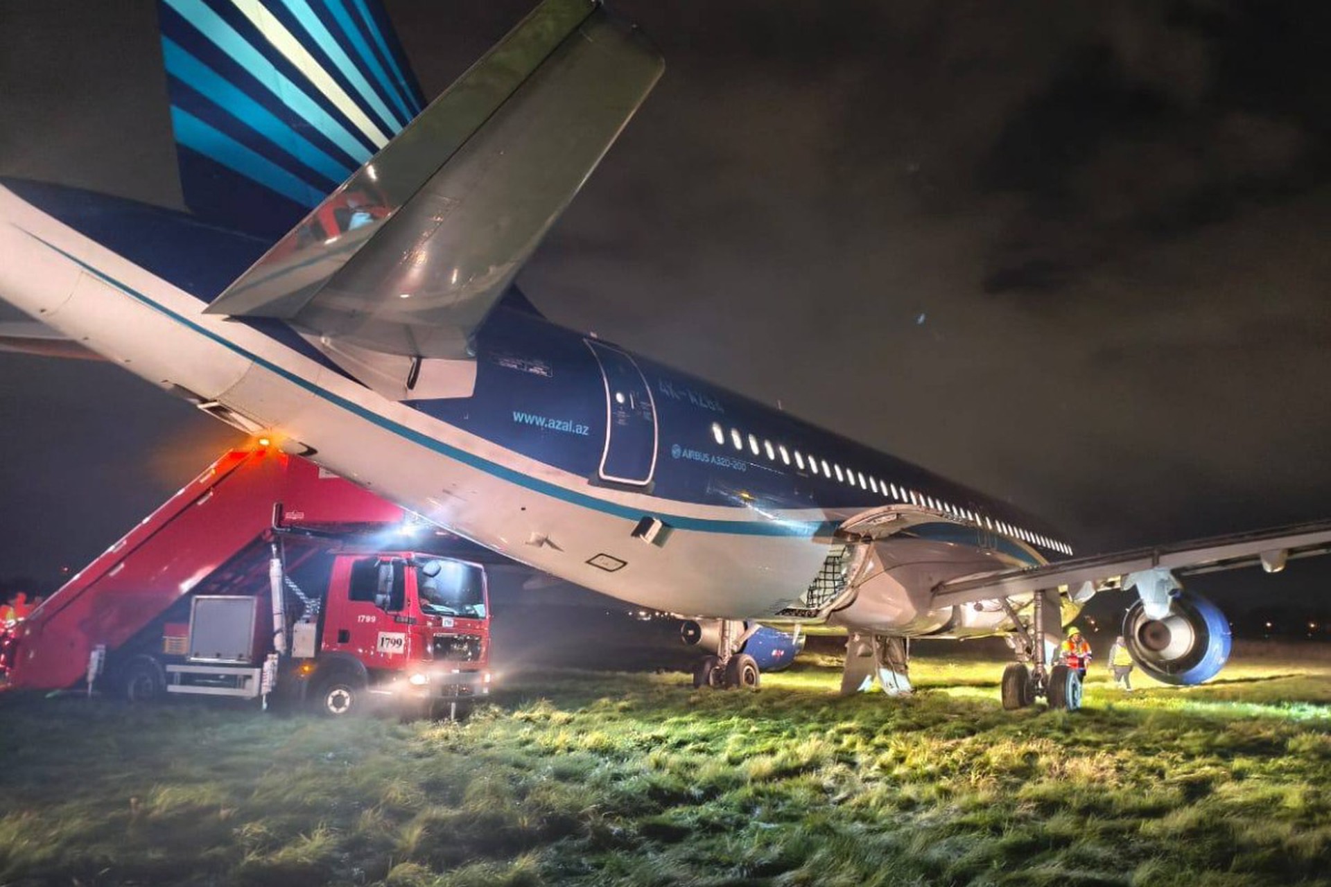 Самолет больше двух часов кружил над Петербургом, а после посадки выкатился за пределы полосы