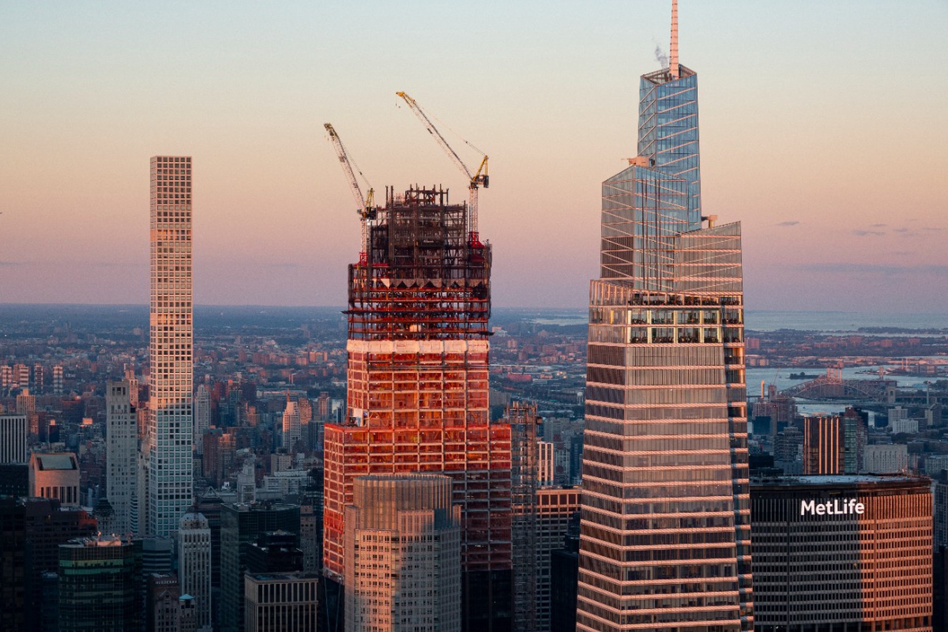В Нью-Йорке начал разрушаться новый элитный 102-этажный небоскреб