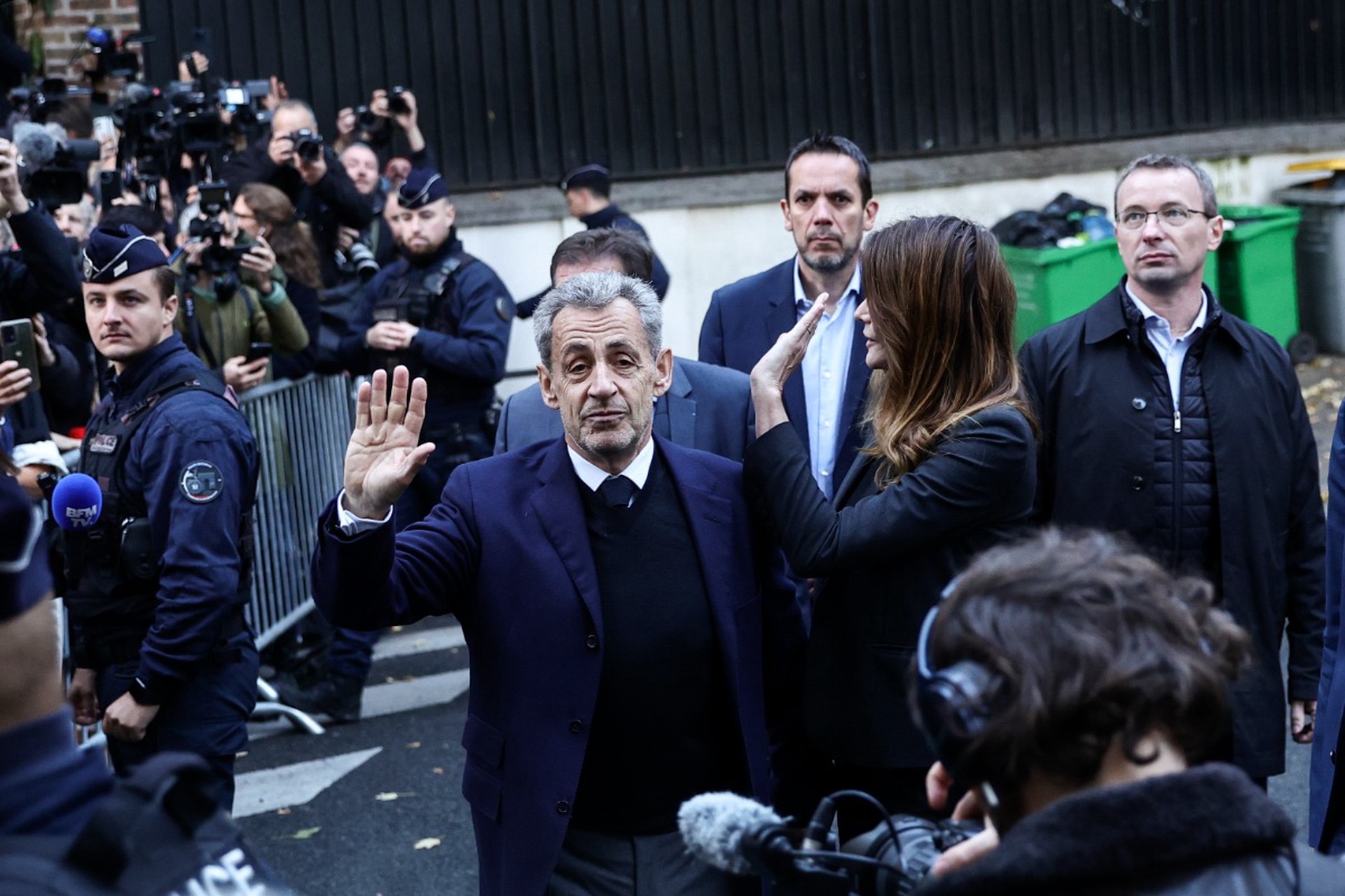 Экс-президент Франции Саркози сел в тюрьму
