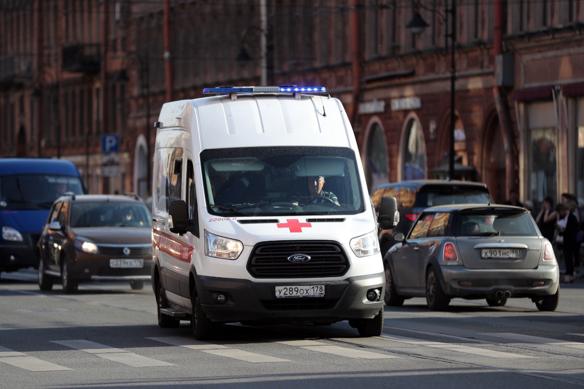 В Санкт-Петербурге школьница упала со второго этажа, сбегая из дома