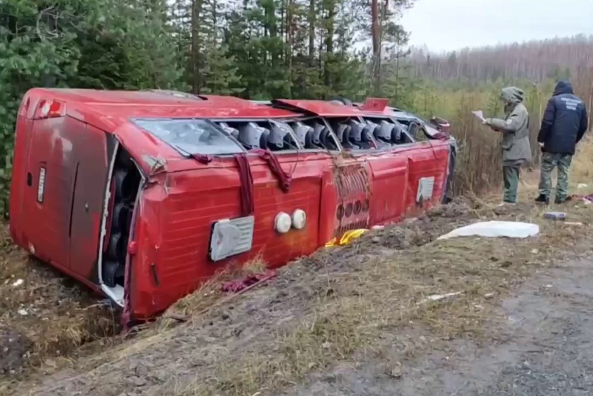 Два человека погибли, девять пострадали при падении автобуса в кювет в Югре
