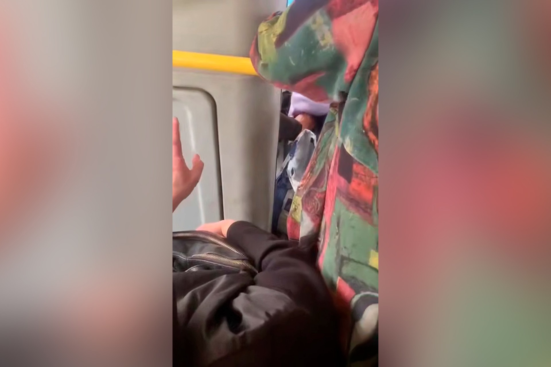 Водитель-педофил пытался залезть под куртку ребенка в подмосковном автобусе