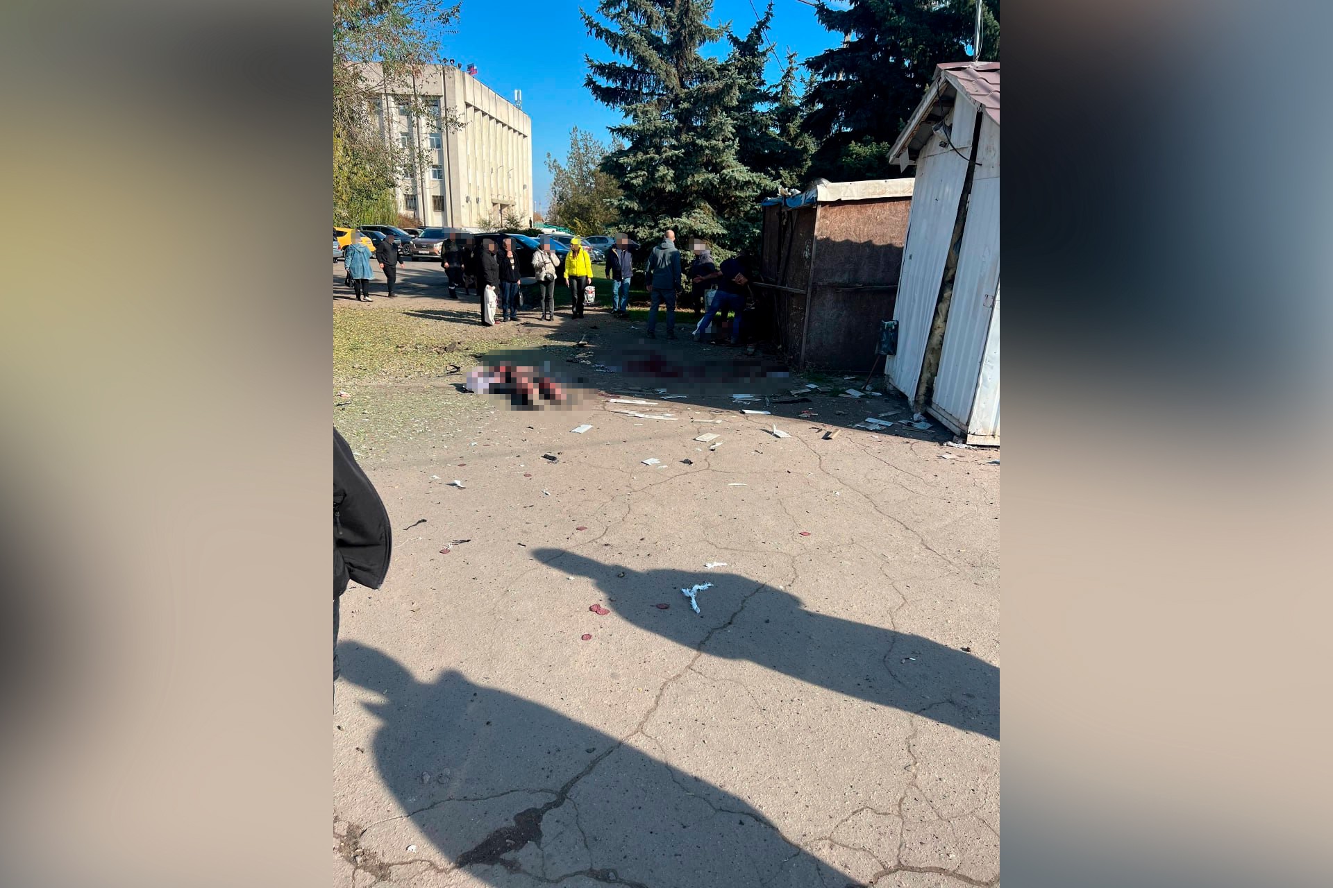 Мужчине оторвало ногу, женщину ранило взрывом в Луганске