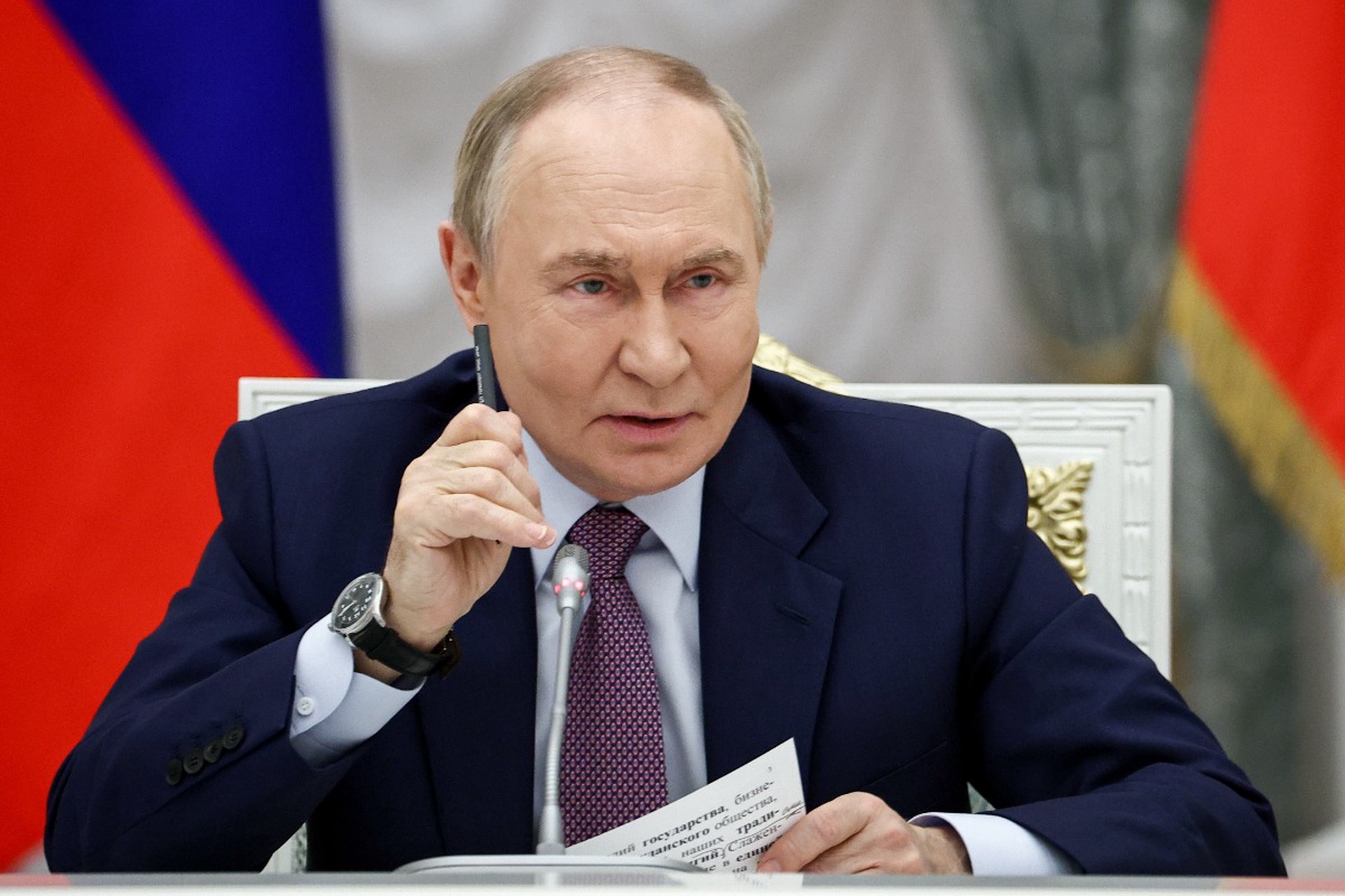 Путин: Рождение ребенка должно поднимать статус семьи, а не ухудшать условия