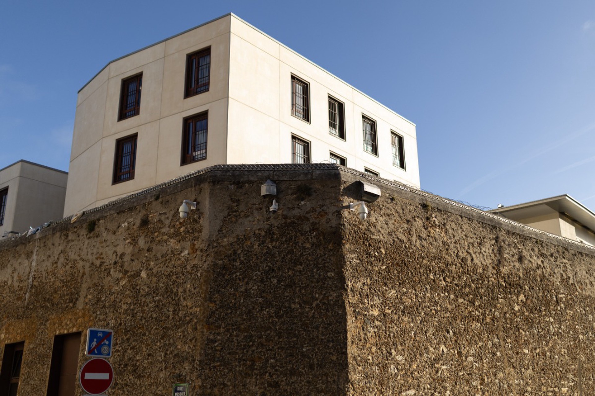 Daily Mail: Зэки в тюрьме издеваются над Саркози и не дают ему спать