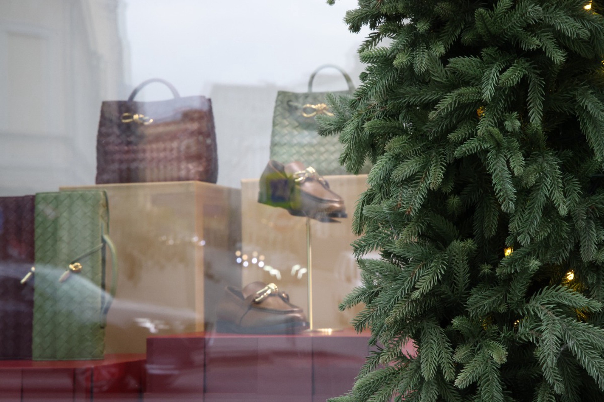 В Госдуме объяснили, зачем магазины так рано выставили на продажу новогодние товары