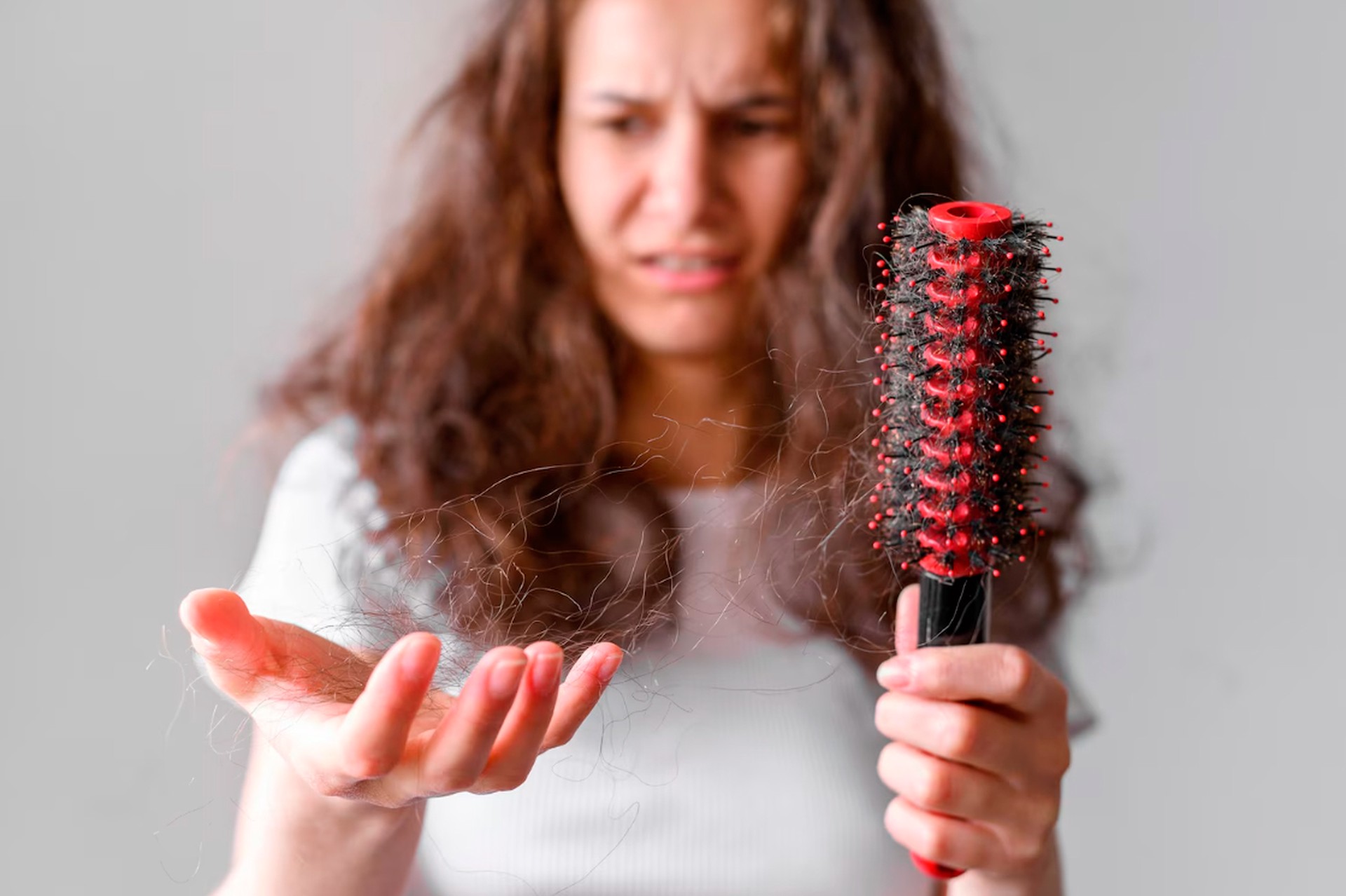 Ношение синтетической или грязной шапки может увеличить риск облысения, предупредила косметолог