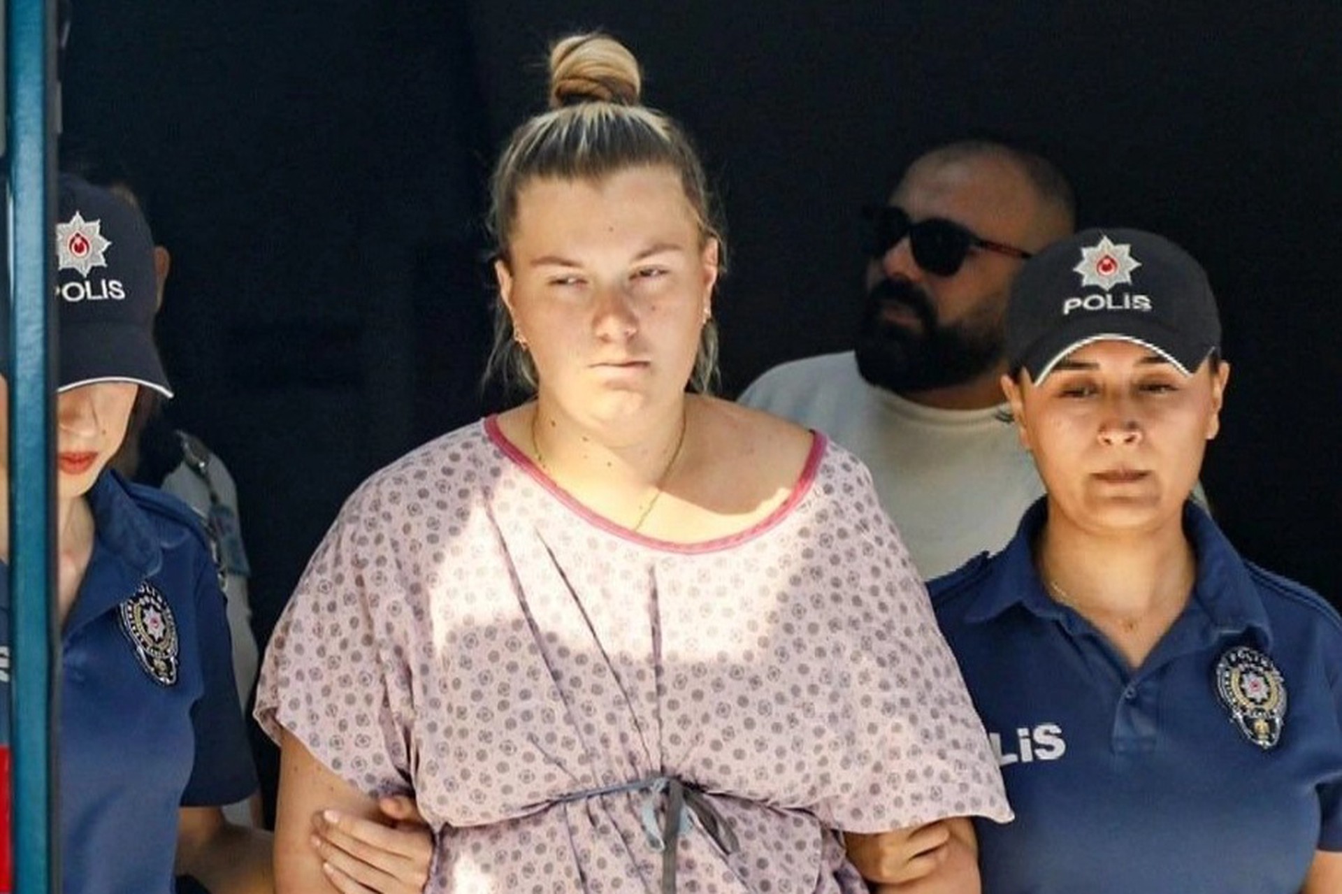 Суд отказался возвращать дочь матери, бросившей ее в туалете