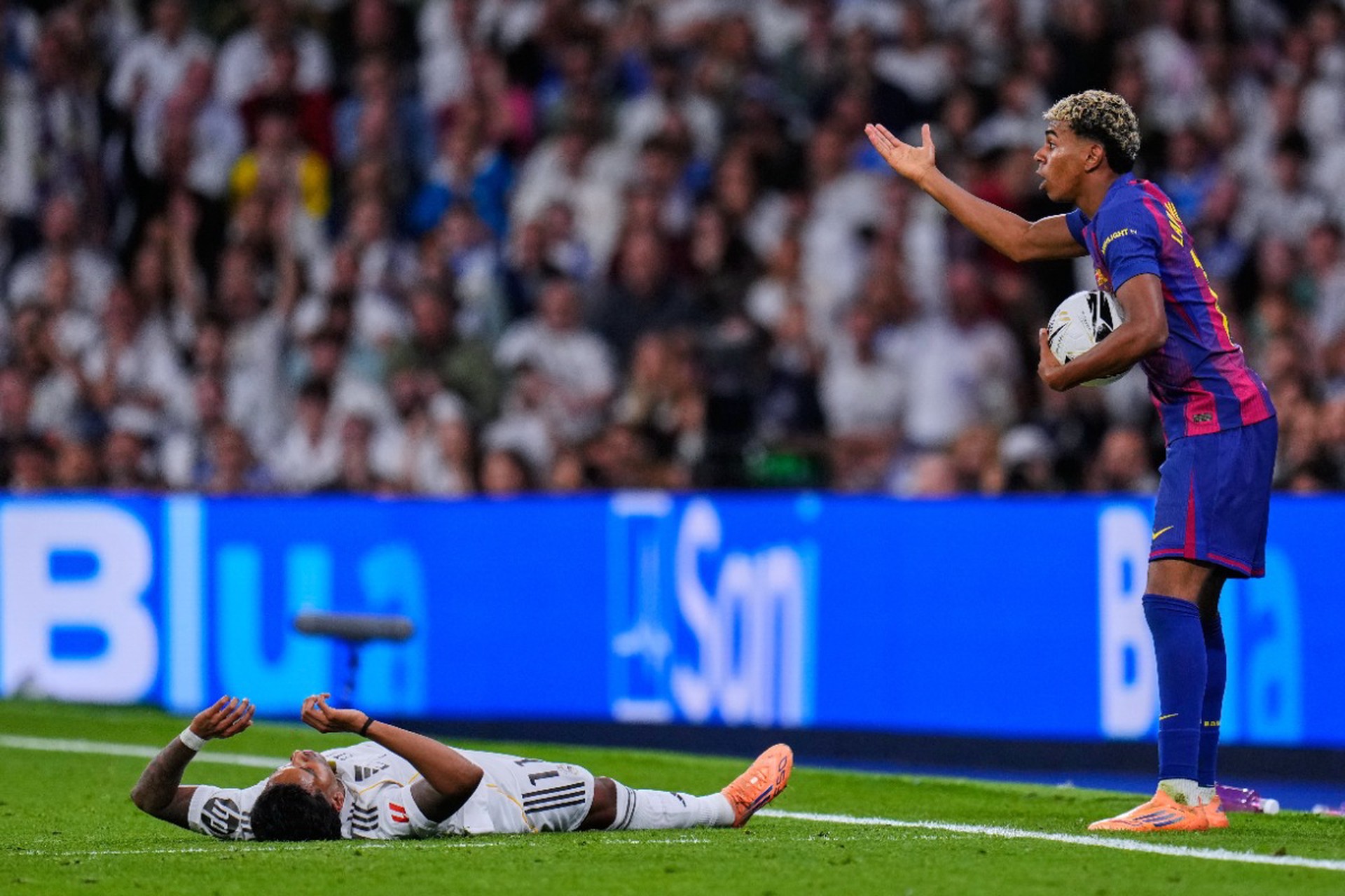 Матч «Реала» и «Барселоны» закончился потасовкой и красной карточкой