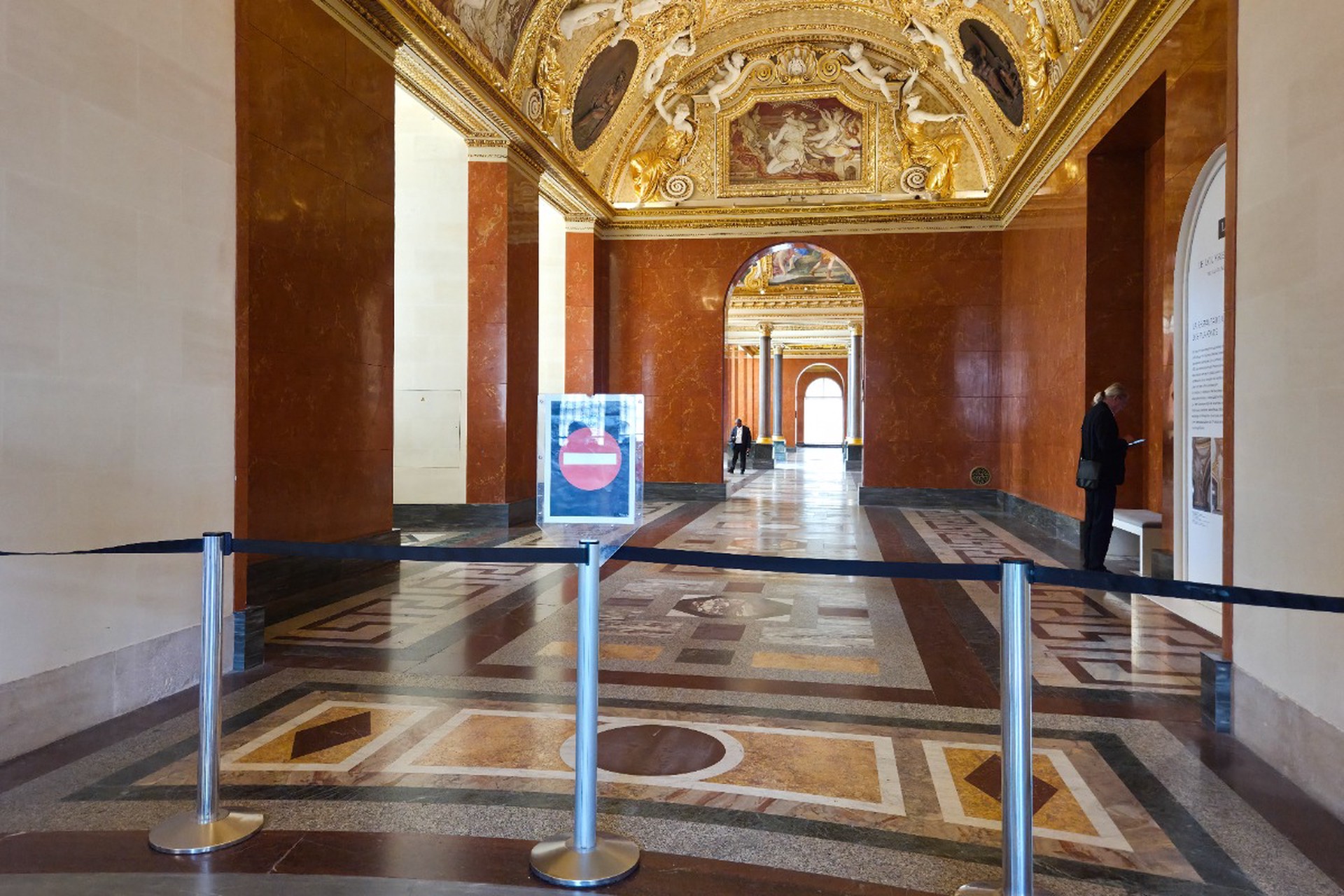 Один из охранников Лувра мог помочь грабителям