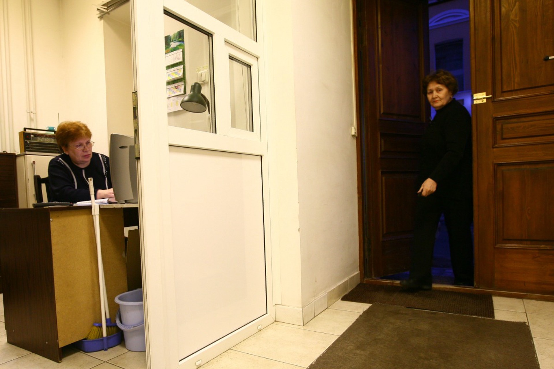 Россиянам рассказали, имеет ли консьерж право требовать паспорт и не пускать в подъезд незнакомцев