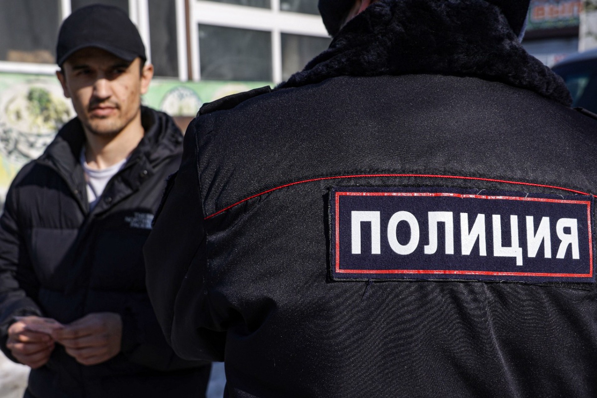 Массовую драку лопатами устроили мигранты в Москве