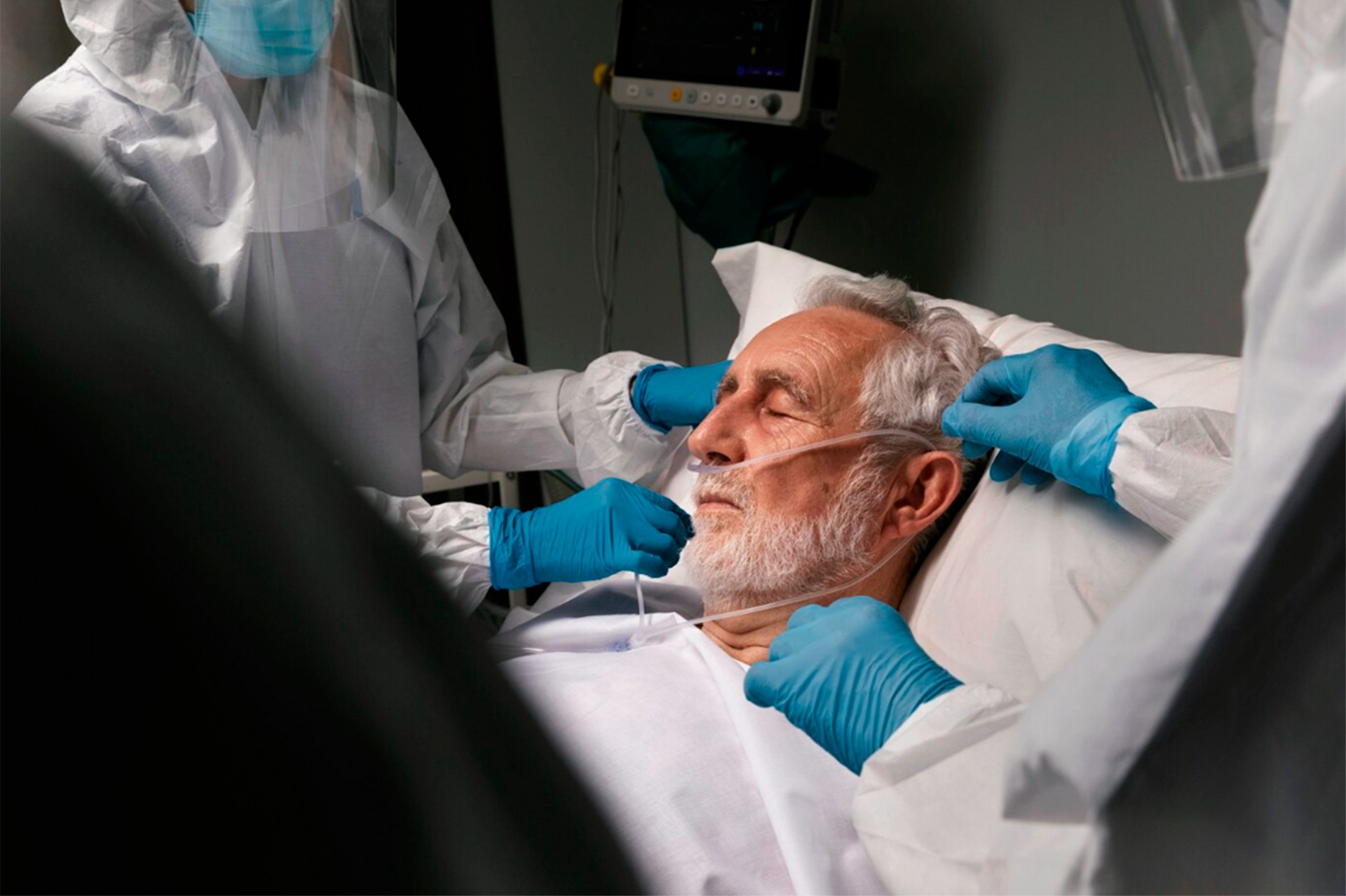 Ученый рассказал, почему во время клинической смерти люди видят тоннель и загадочные силуэты