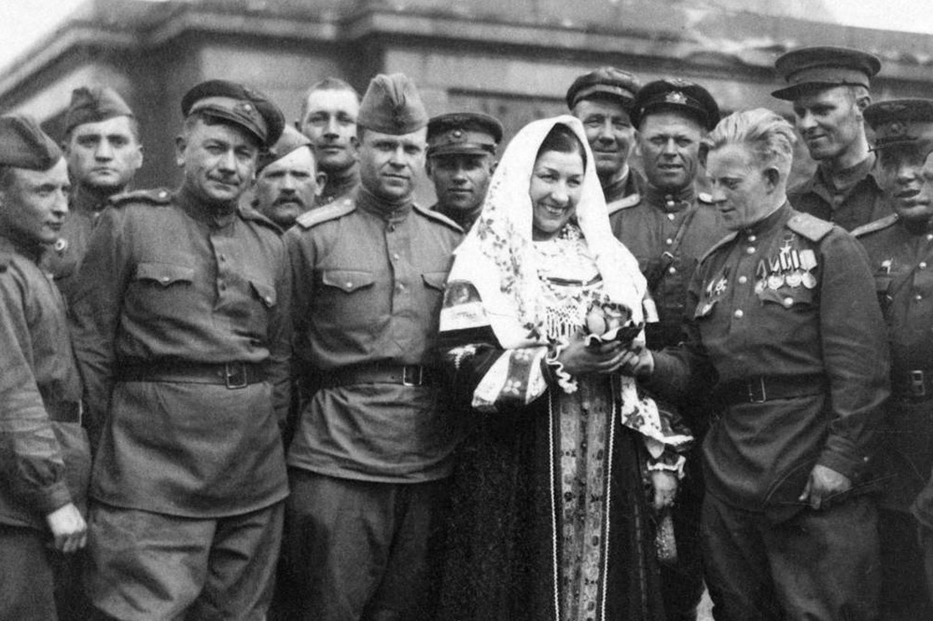 Русская, народная: как Лидия Русланова в трудные годы смогла сохранить лицо и голос