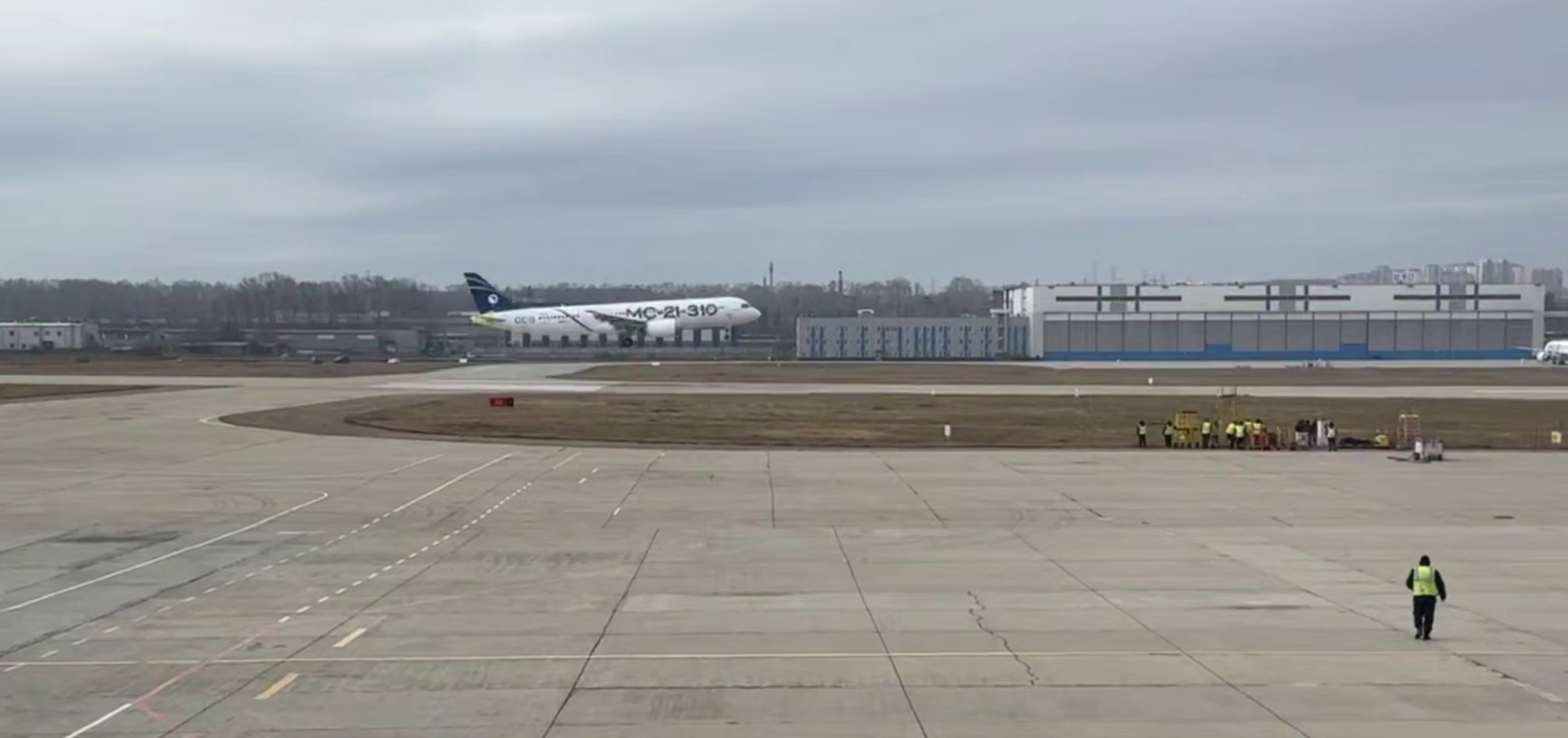 Полностью импортозамещенный самолет МС-21 поднялся в небо в Иркутске