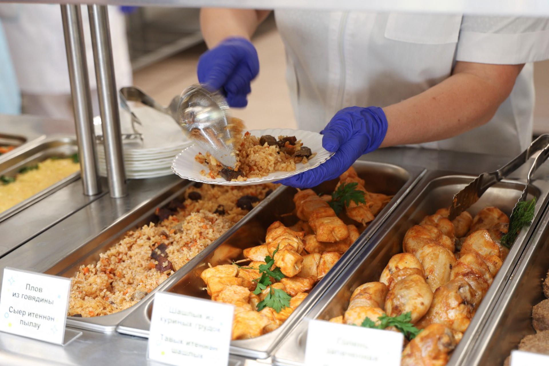 В Госдуме предложили ввести шведский стол в школьных столовых