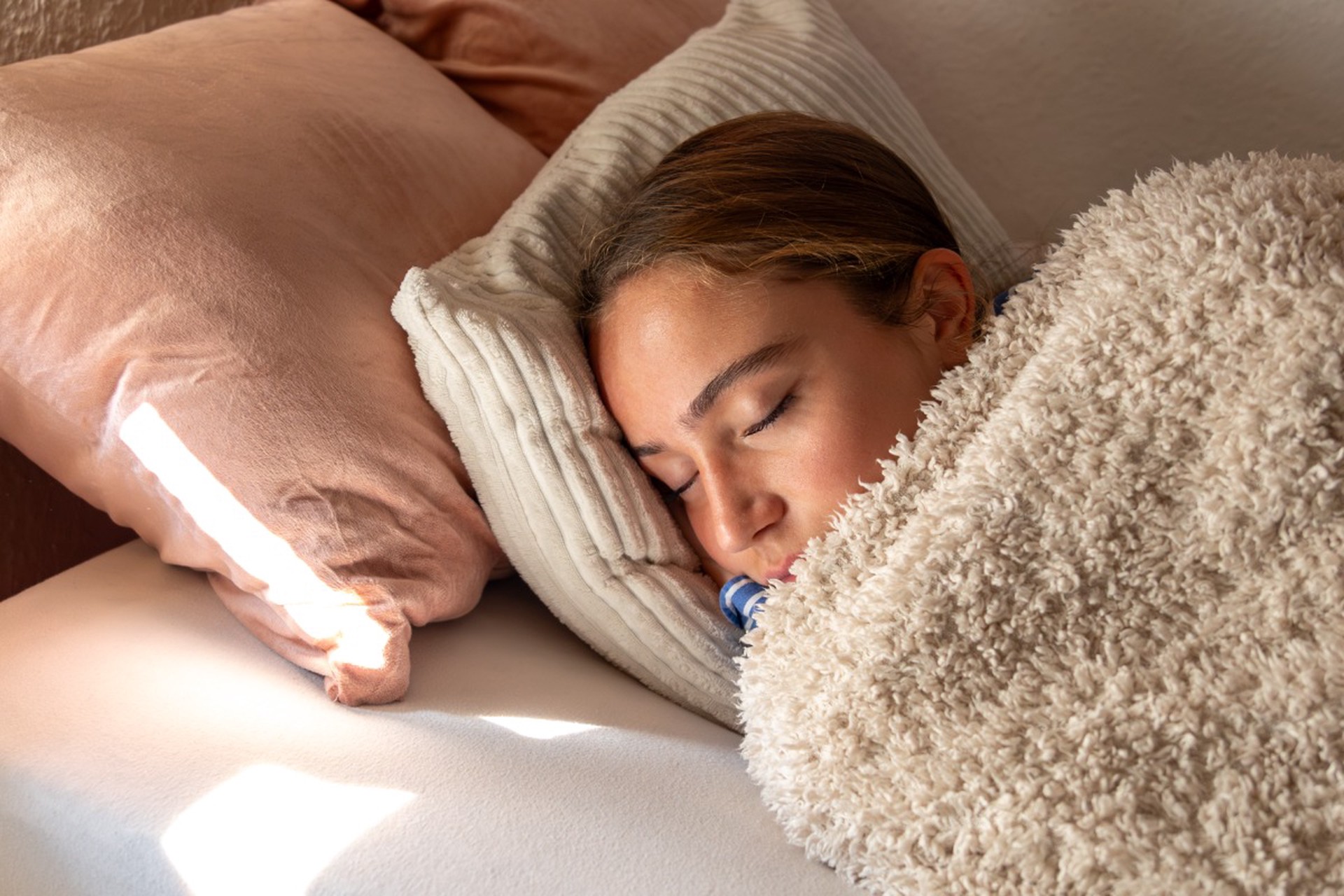 Сомнолог рассказал, сколько нужно спать в праздники для мягкого возвращения в рабочий ритм