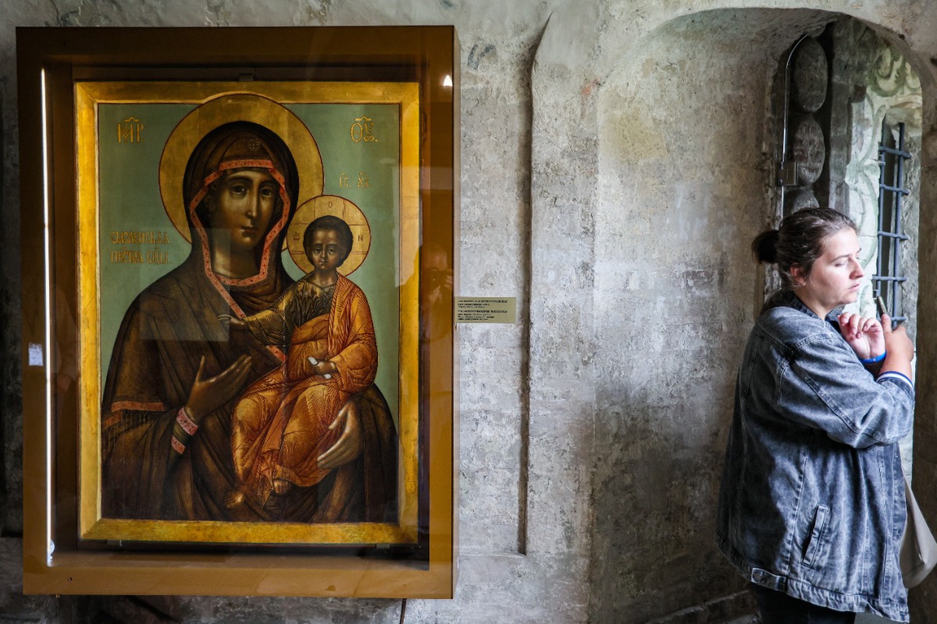 В РПЦ пообещали не выгонять пришедших без платка и в брюках женщин из храма