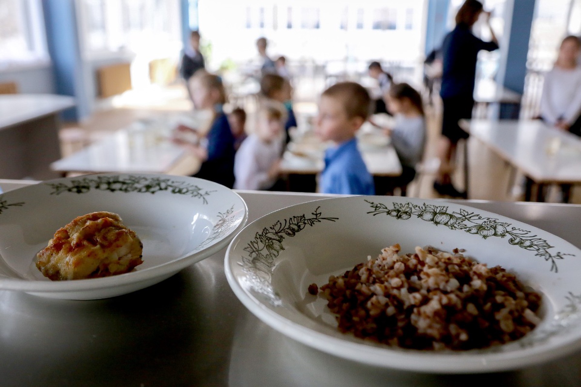 Горько без ума: о чем говорит позорная история разделения детей в школьной столовой Азова