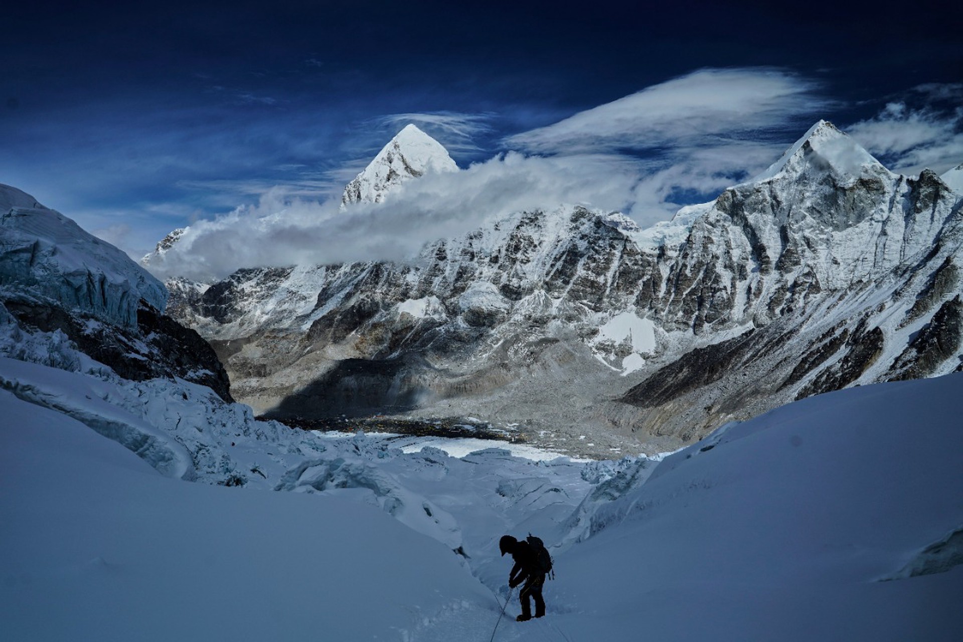 В Непале из-за снегопадов эвакуировали около двух тысяч туристов