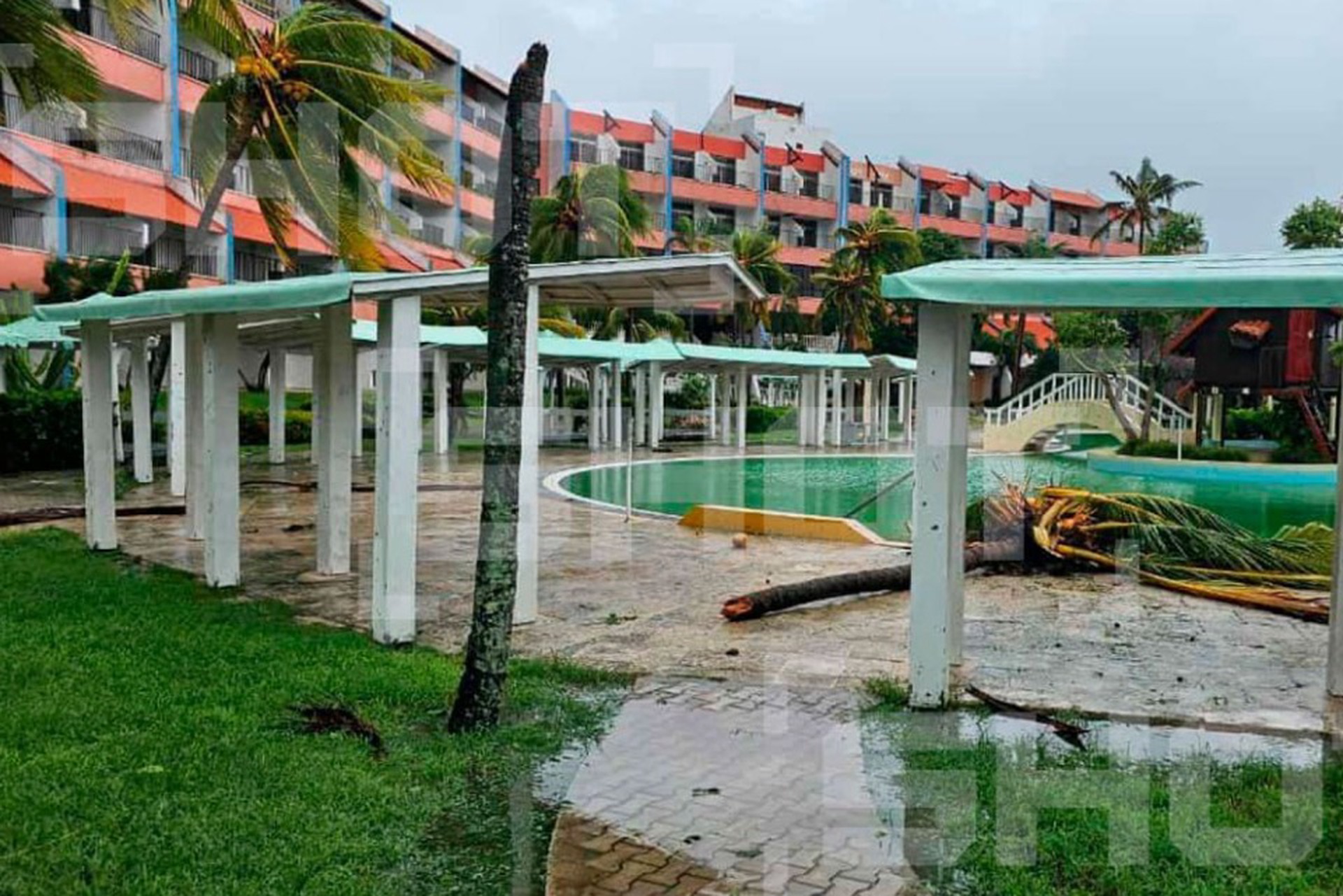 Ураган «Мелисса» разрушил отель с российскими туристами на Кубе