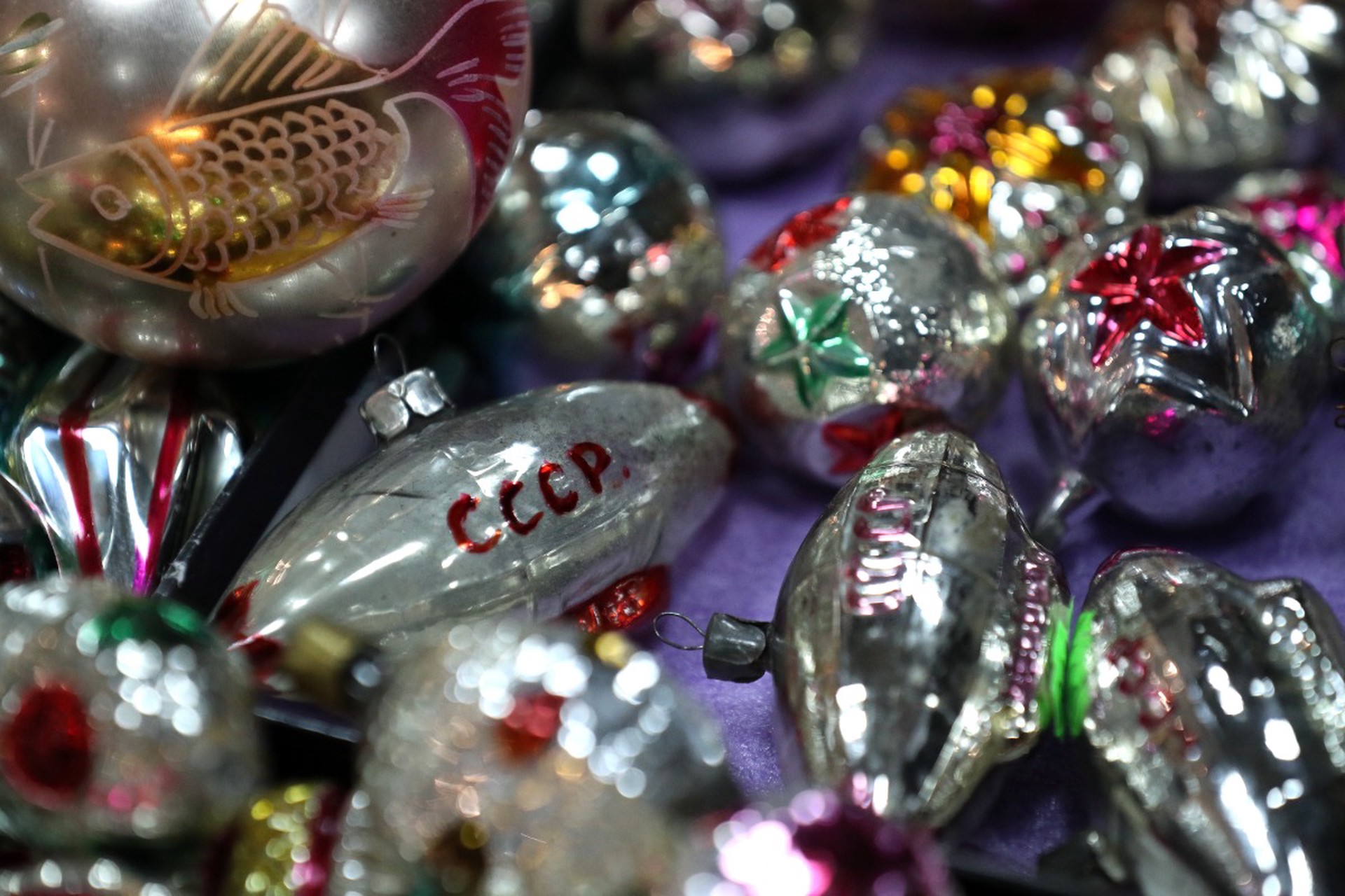 «Елочные игрушки, гречка и любимая женщина»: эксперты рассказали, что поможет сохранить деньги