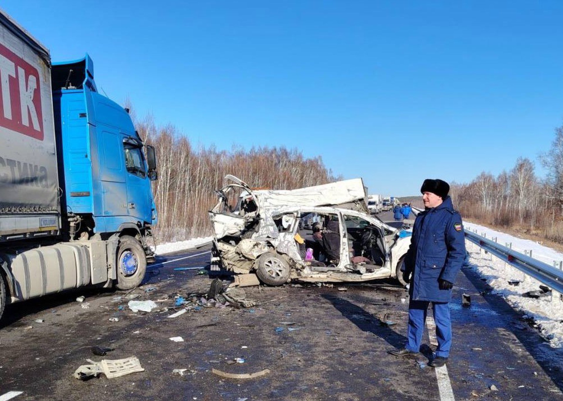 Фура раздавила легковушку на трассе в Амурской области, четверо погибли