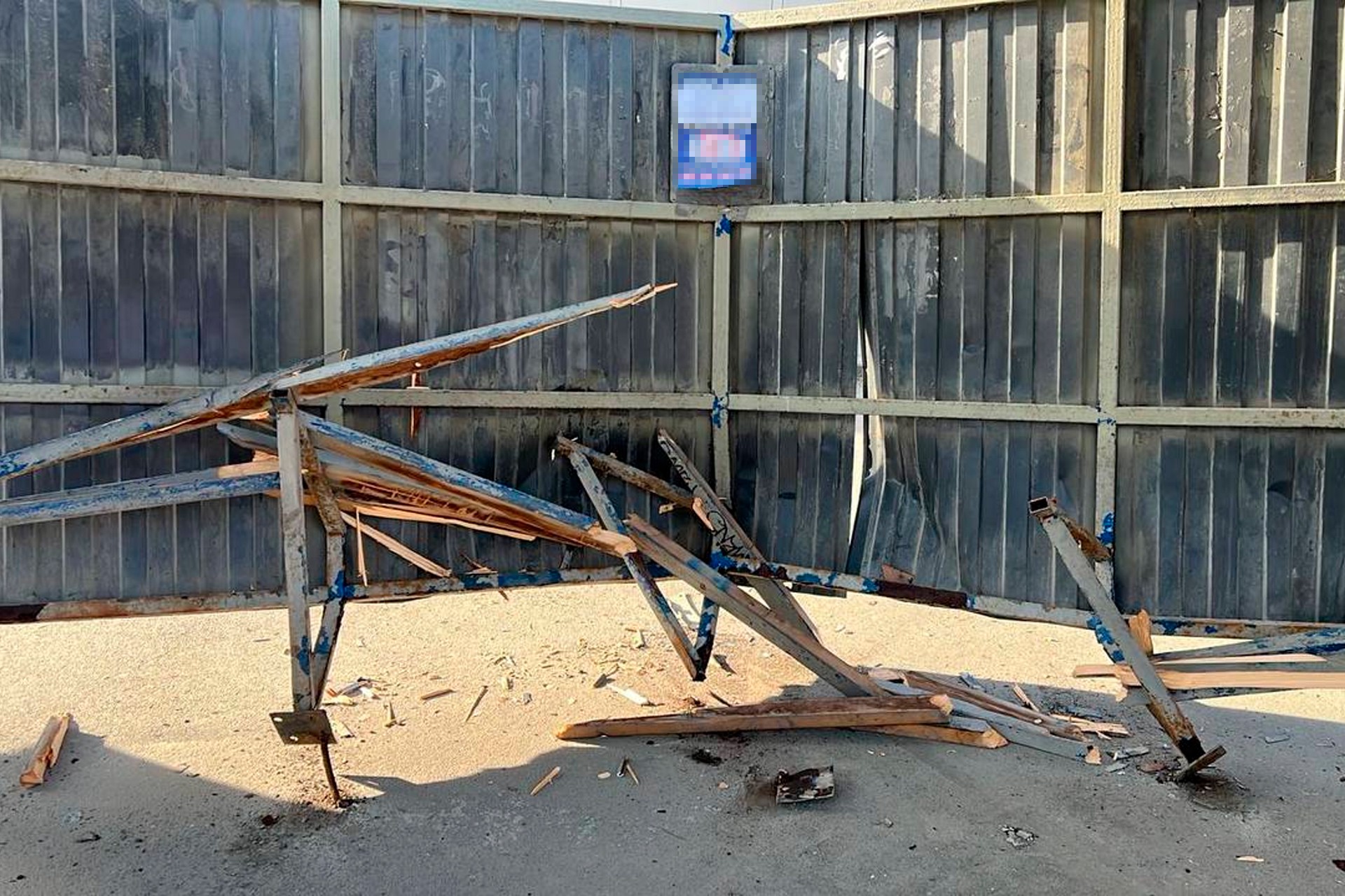 Бабушка-водитель перепутала педали и снесла остановку, пострадали подростки