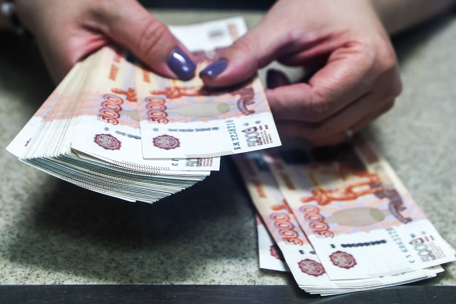 Эксперт рассказала, в каком случае сотрудник имеет право не возвращать многомиллионную премию