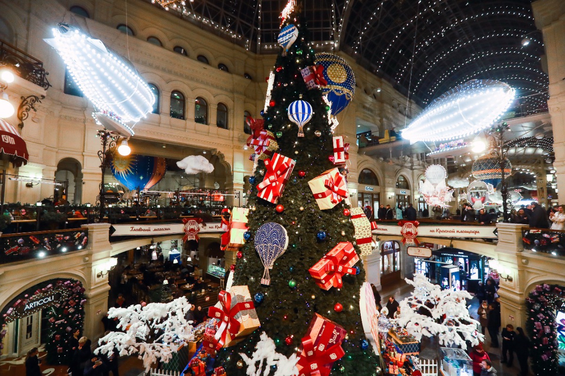 Эволюция статусных новогодних подарков: что дарят знаменитости