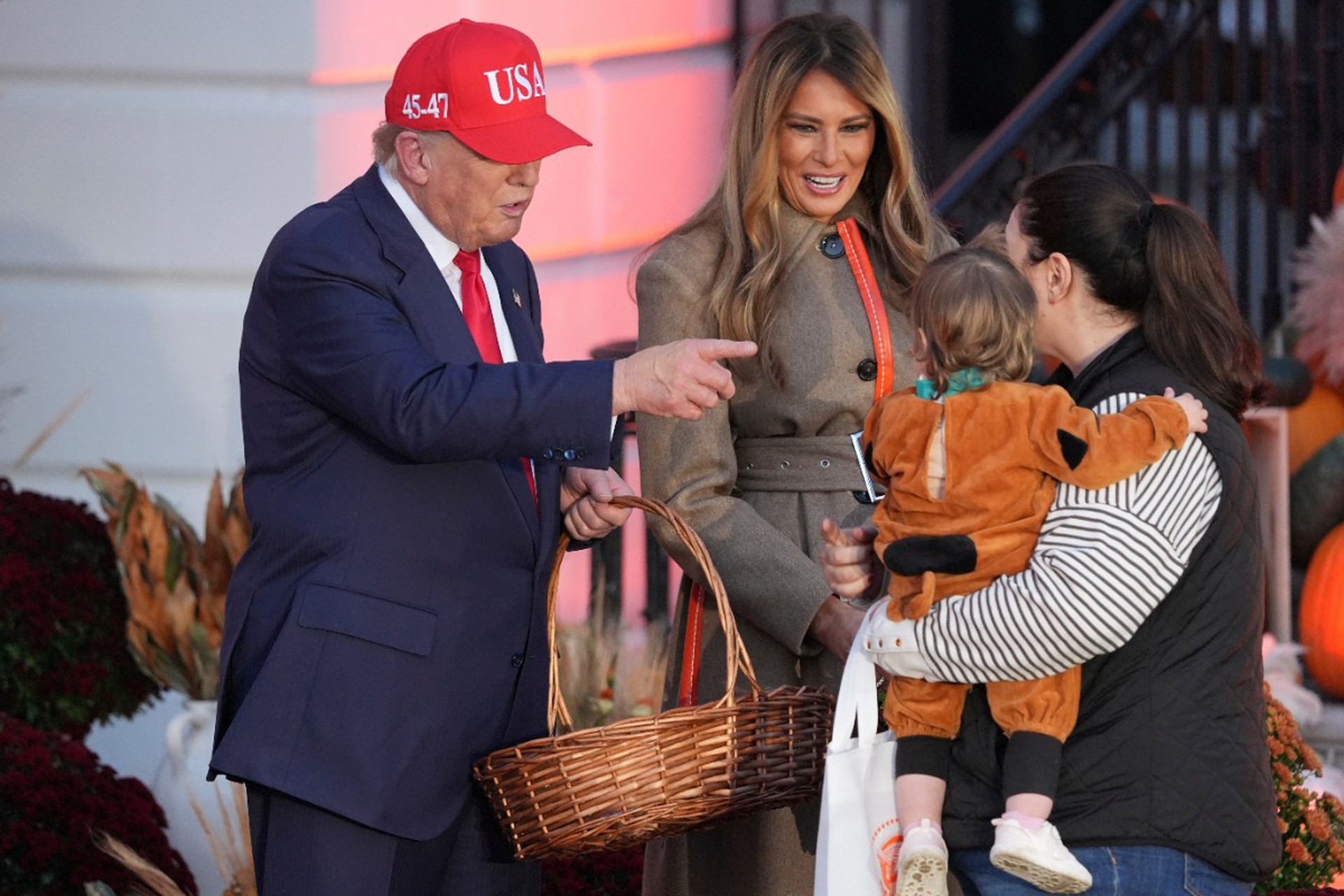 Трамп вместе с женой раздал конфеты детям на Хеллоуин