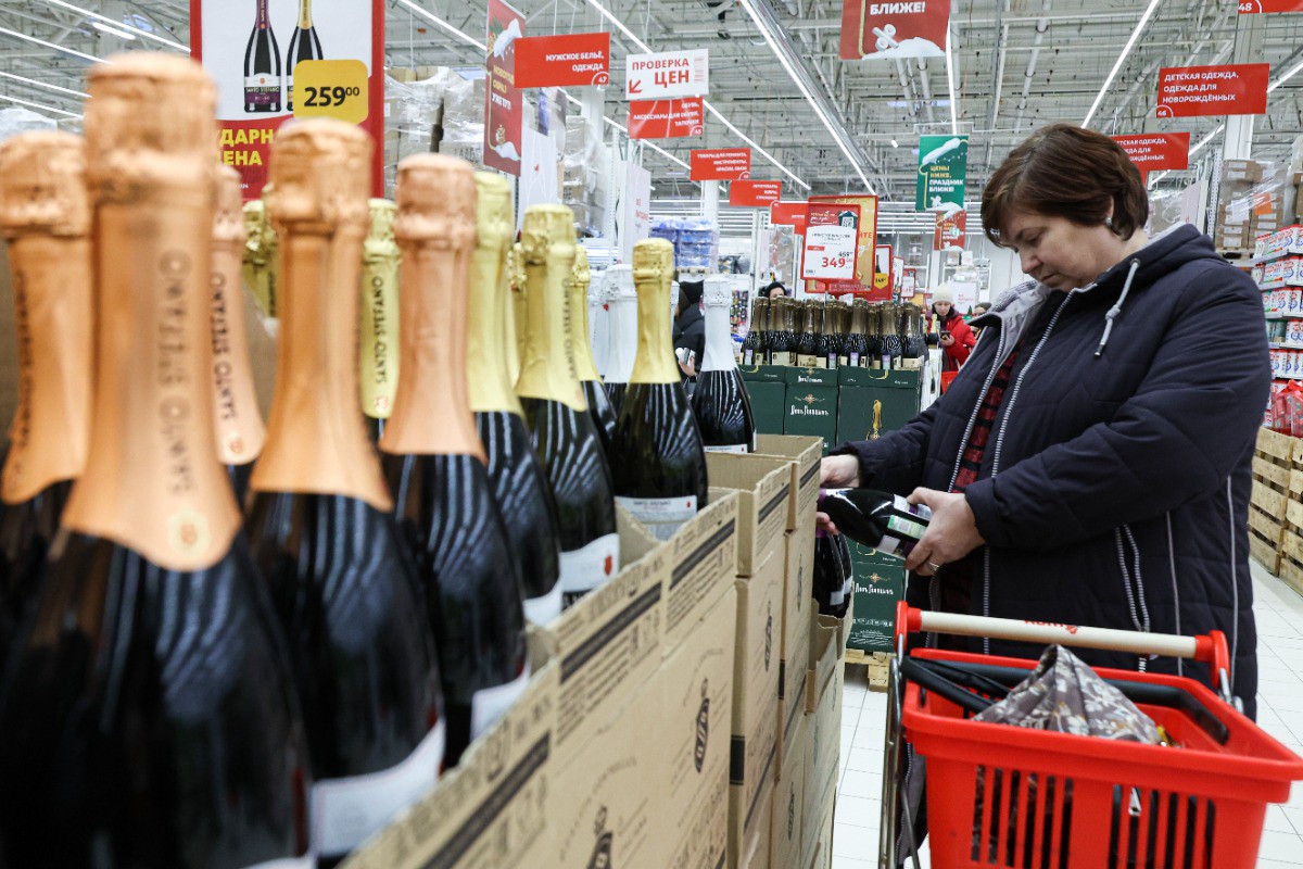 Винный эксперт призвал россиян покупать алкоголь на Новый год прямо сейчас