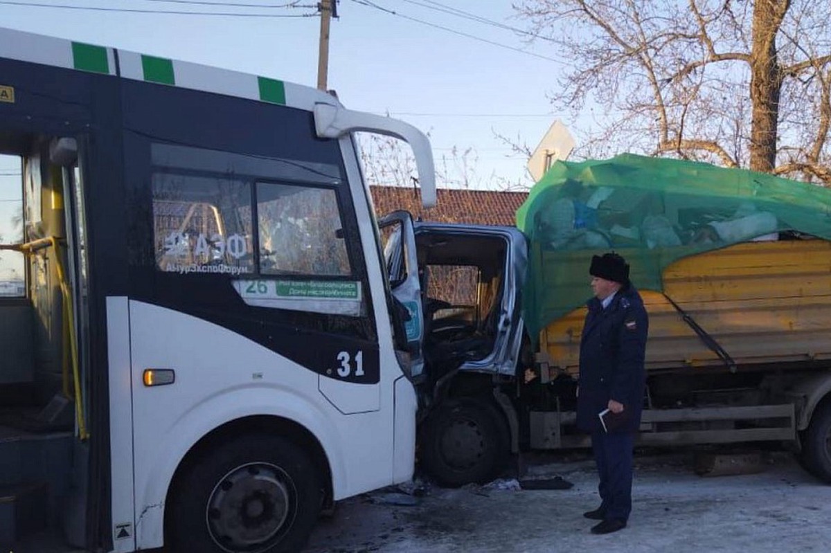 Попавший в ДТП автобус в Амурской области был переполнен
