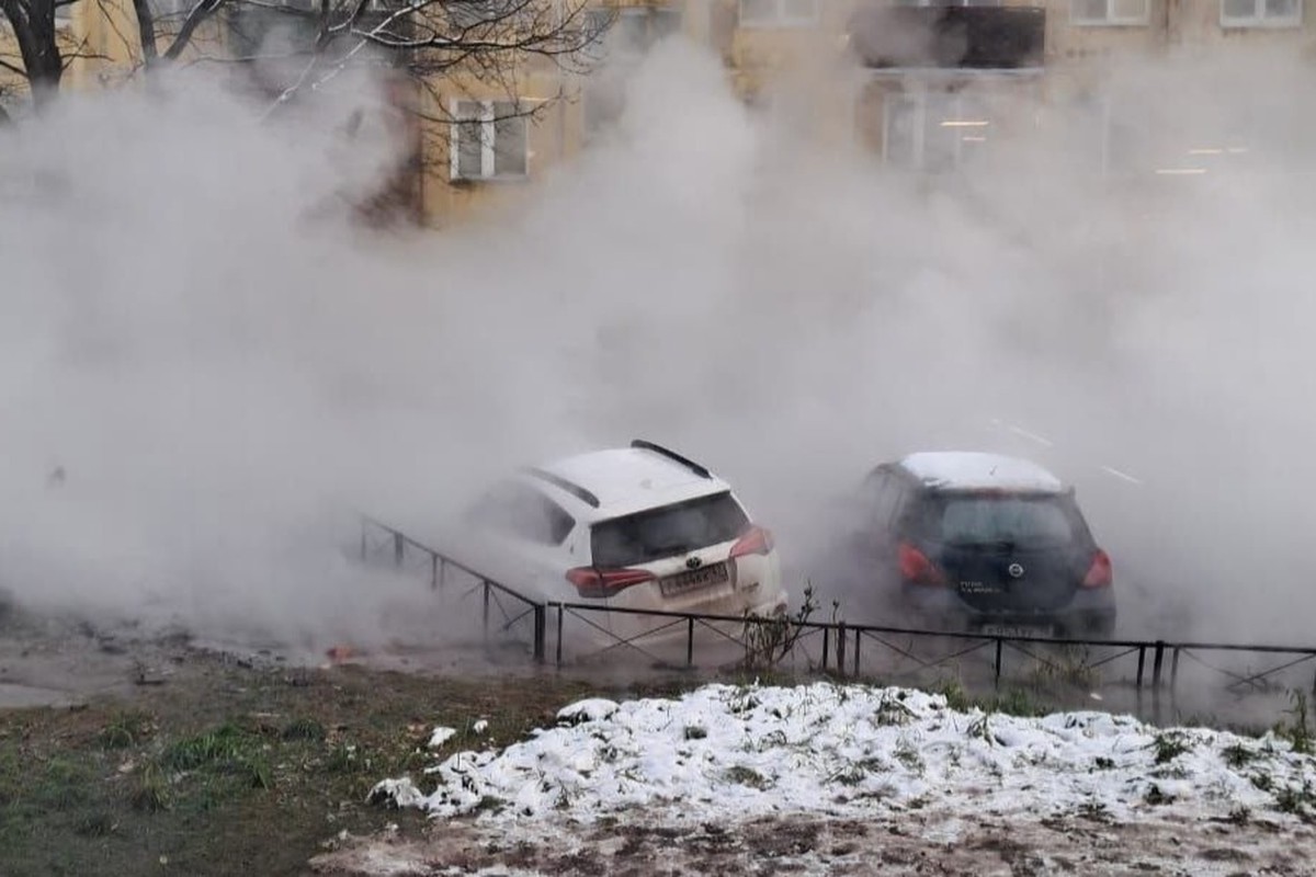 Кипяток заливает машины на улицах российского города