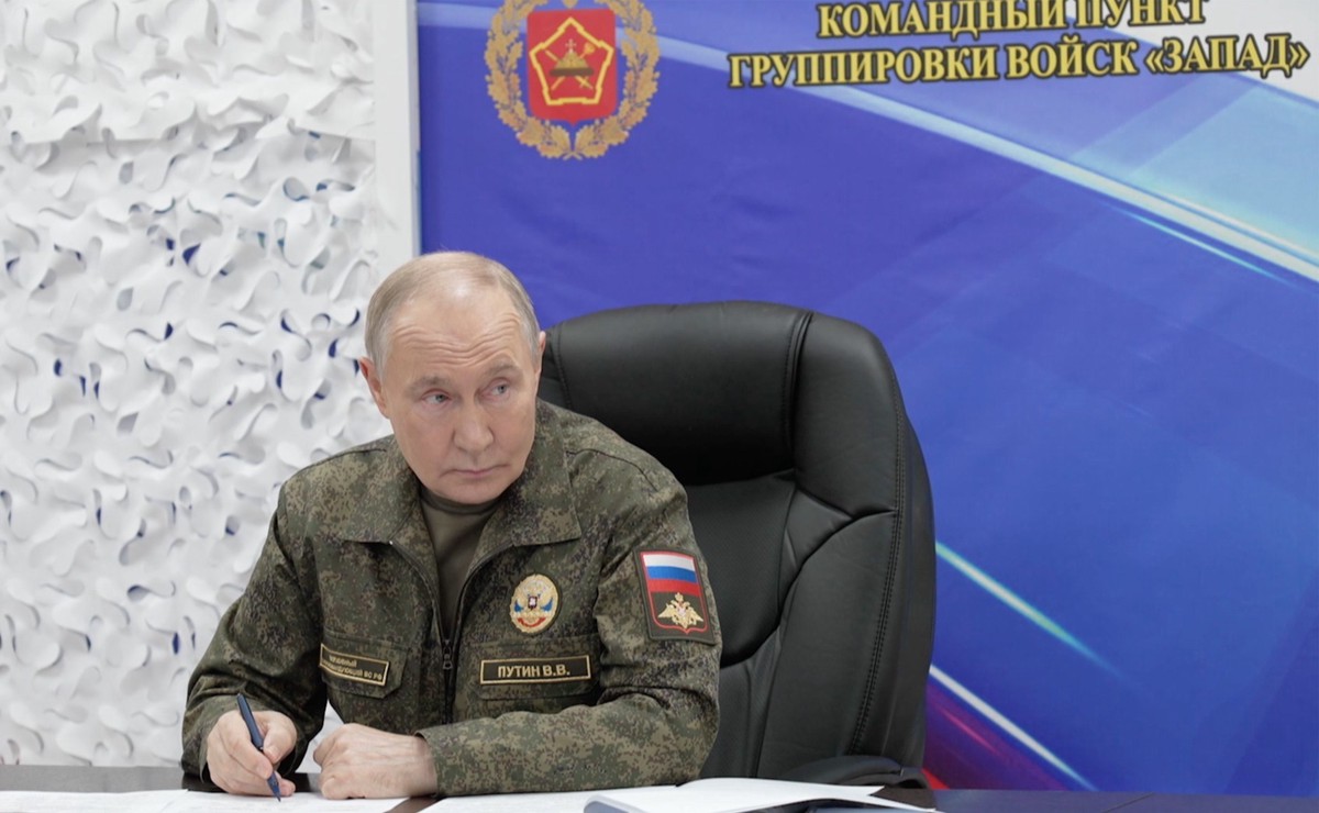 Захарова объяснила появление Путина в военной форме