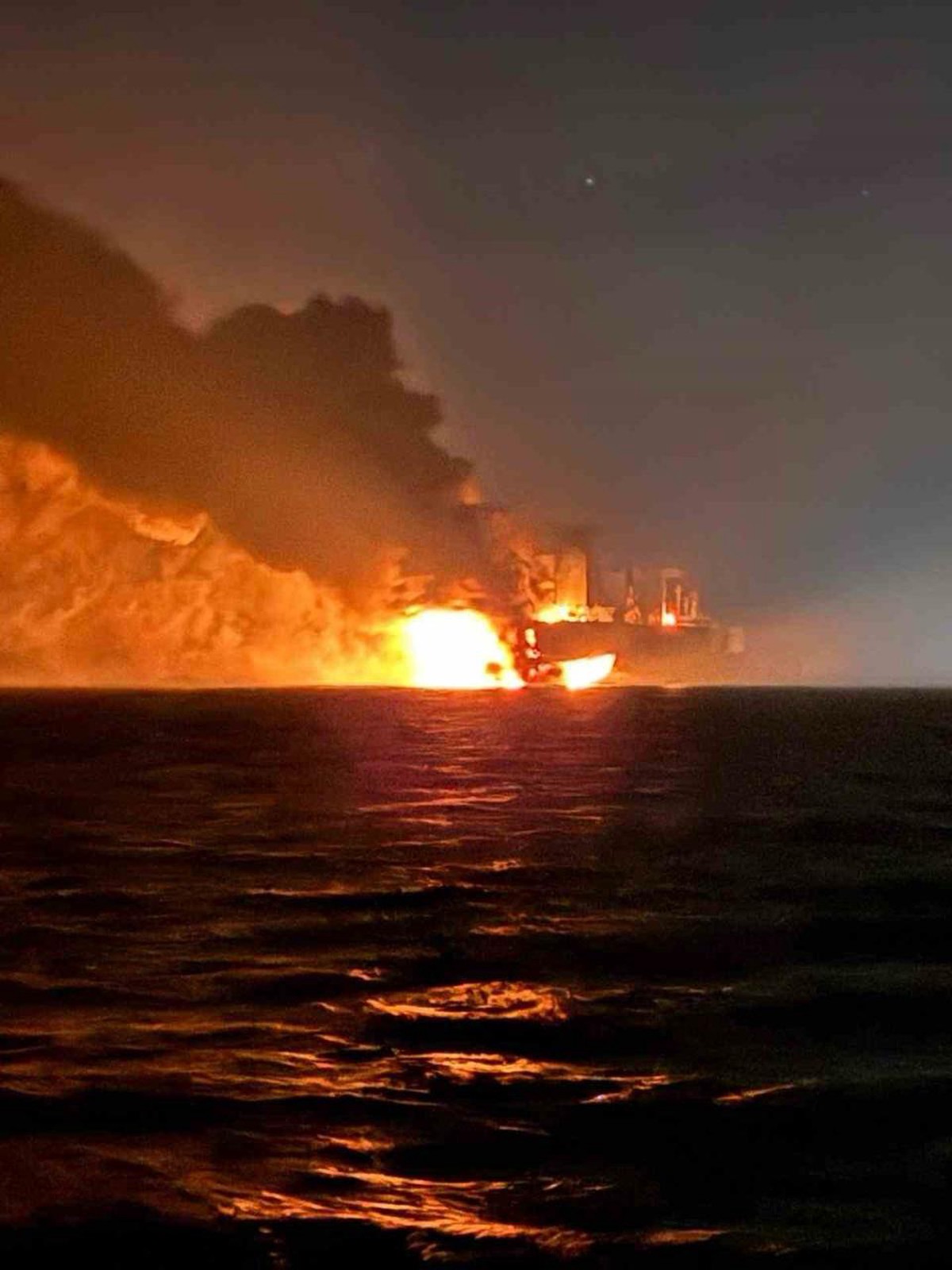 Еще один танкер у побережья Турции загорелся в Черном море
