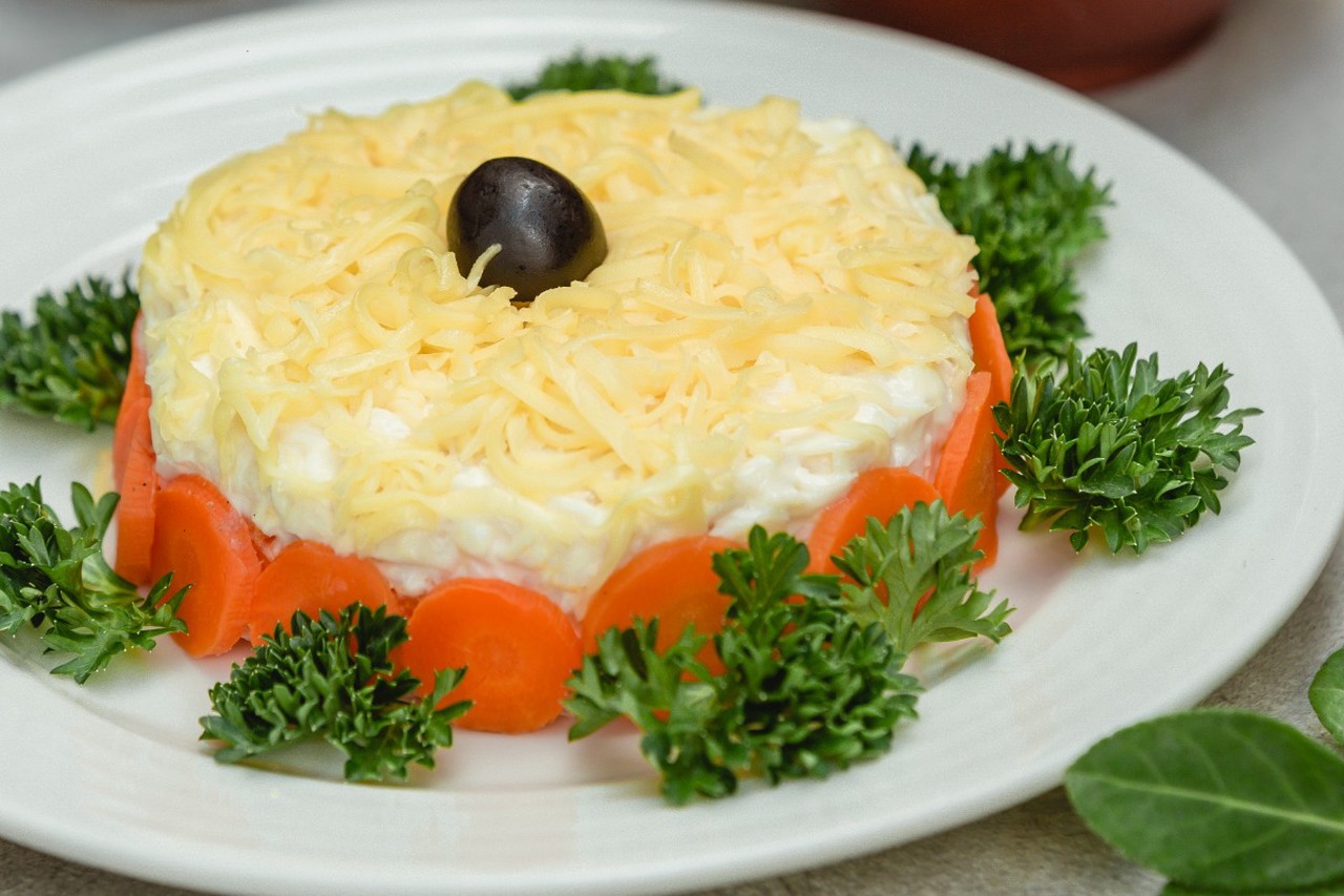 От селедки под шубой до оливье: как советские салаты завоевали новогодний стол